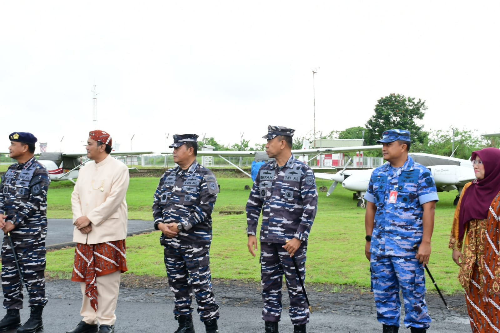 Komandan Lanal Bandung Sambut Kedatangan Pangkoarmada RI di Lanud Wiriadinata Tasikmalaya