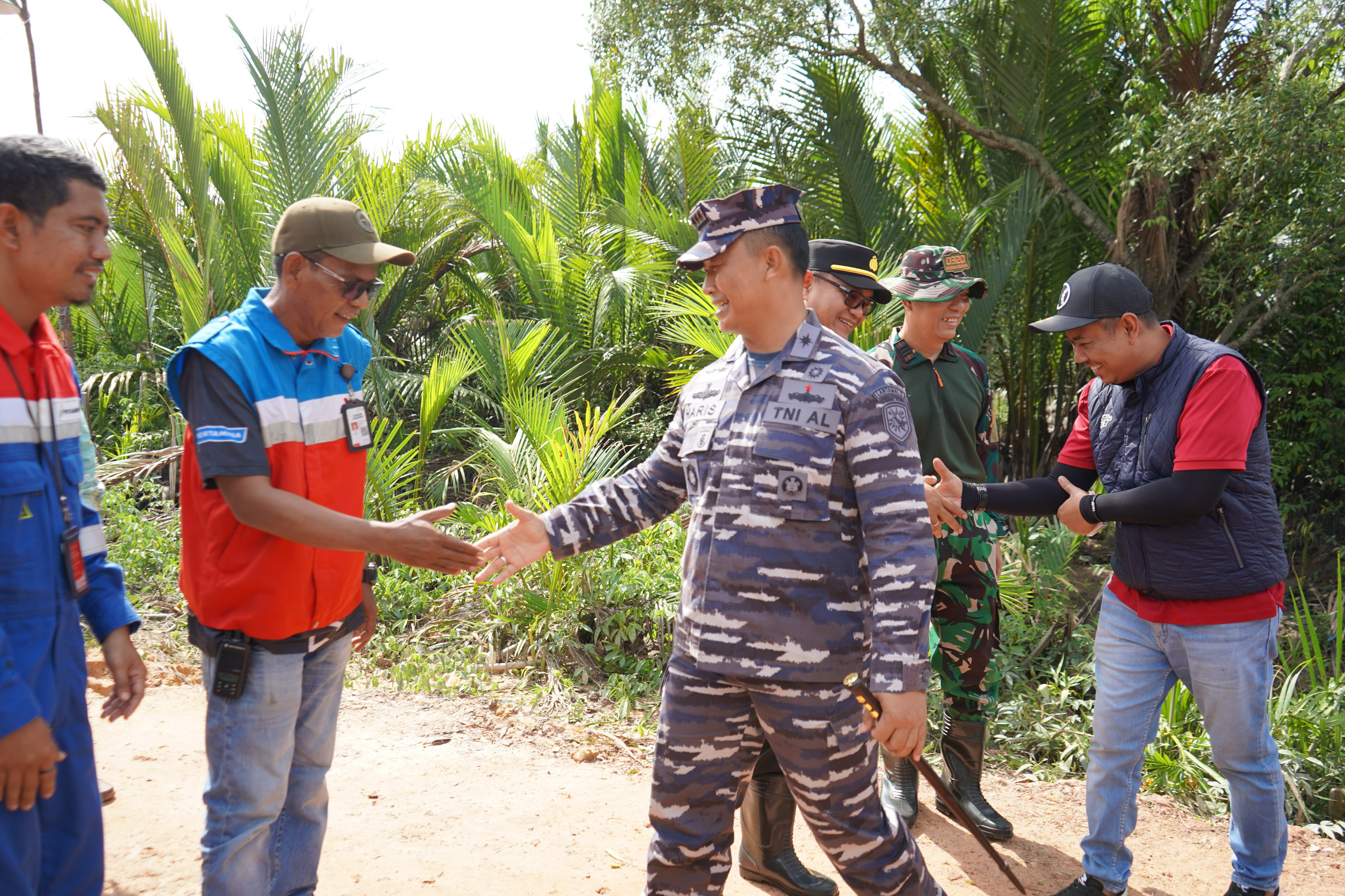 Sinergi Wujudkan Pantai Hijau dan Sungai Bersih, Danlanal Dumai Bersama PT. Pertamina Patra Niaga Laksanakan Penanaman 3000 Bibit Pohon Bakau