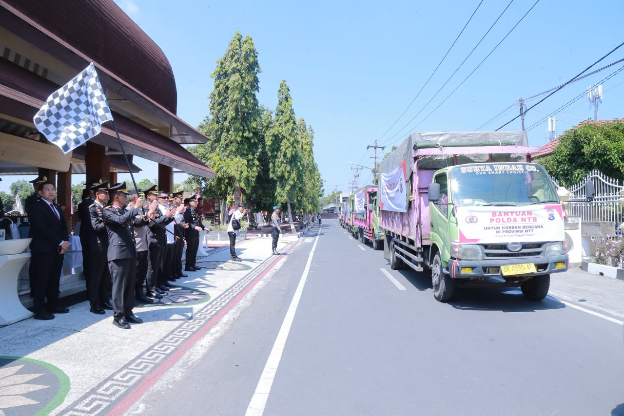 Usai Upacara HUT RI Ke-81, Kapolda NTB Lepas 8 Truk Bantuan untuk Korban Gempa NTT