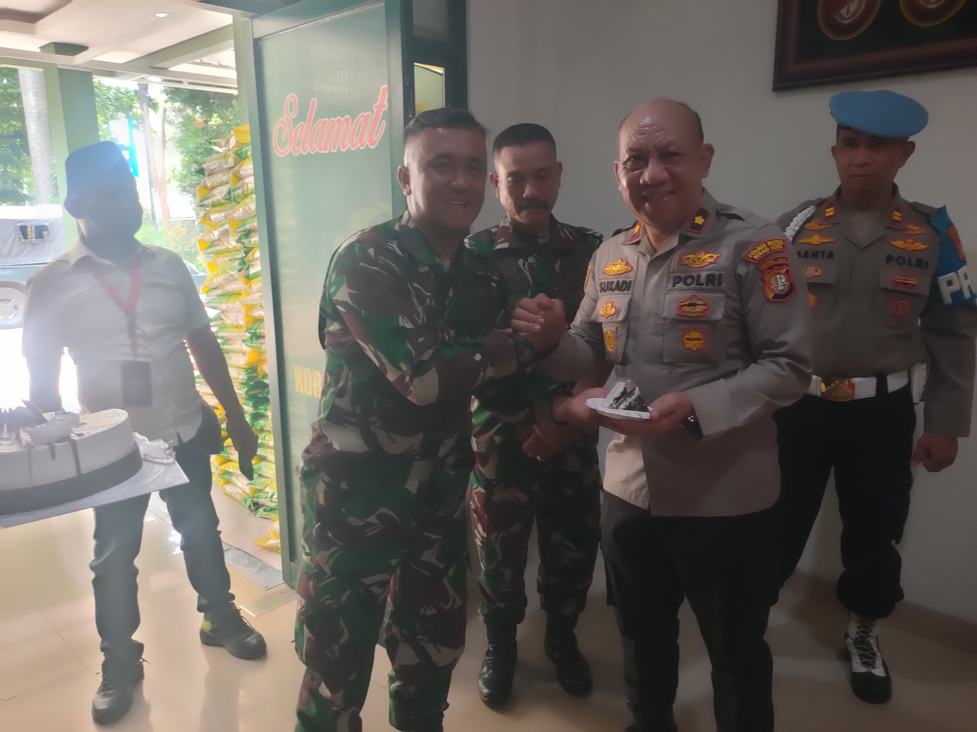 Sinergi TNI–Polri, Kapolsek Bantar Gebang Sambangi Koramil 05 Beri Ucapan HUT TNI ke-80