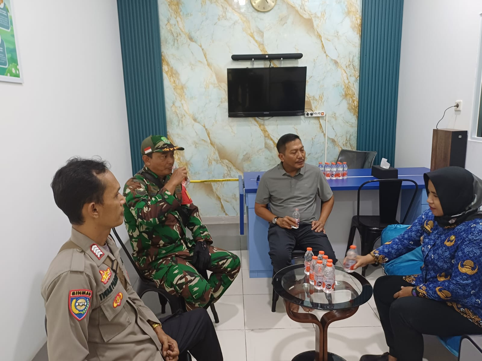 Bhabinkamtibmas Bersama Tiga Pilar Kelurahan Bintara Jaya Kunjungi Dapur MBG, Pastikan Distribusi Makanan Bergizi Berjalan Aman