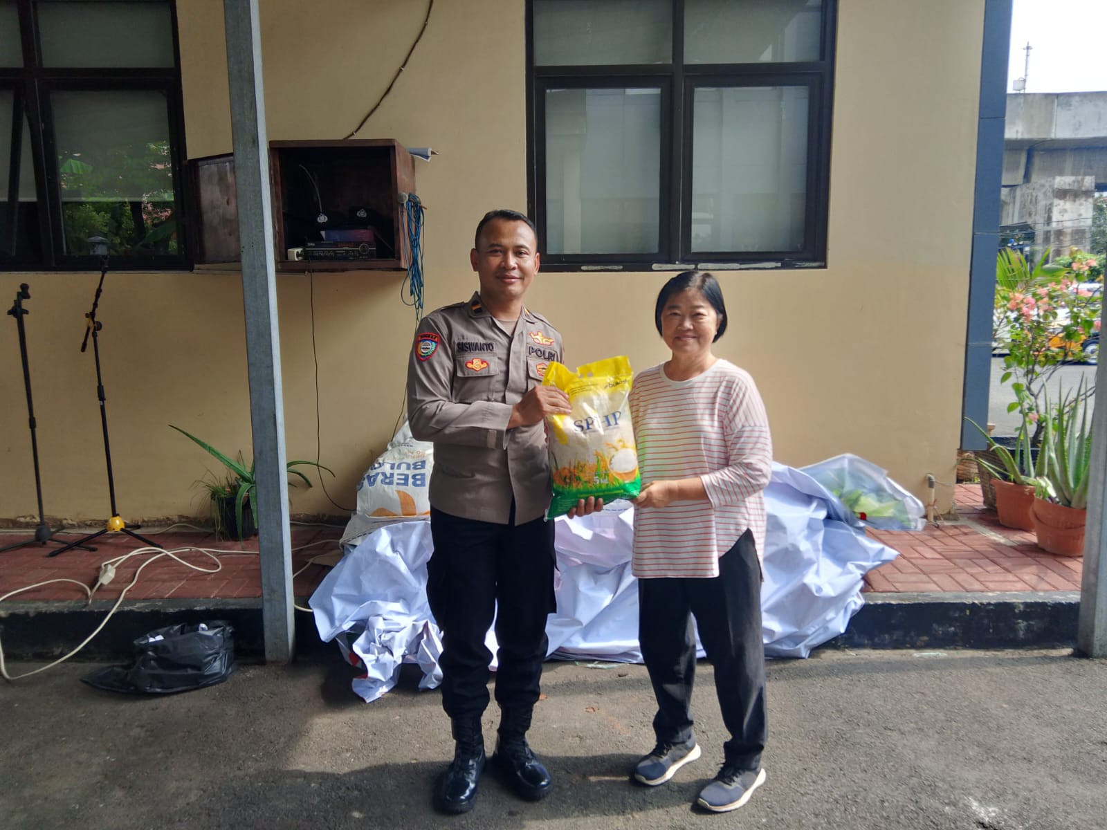 Polsek Kelapa Gading dan Bulog Gelar Gerakan Pangan Murah, Sediakan Beras SPHP untuk Warga