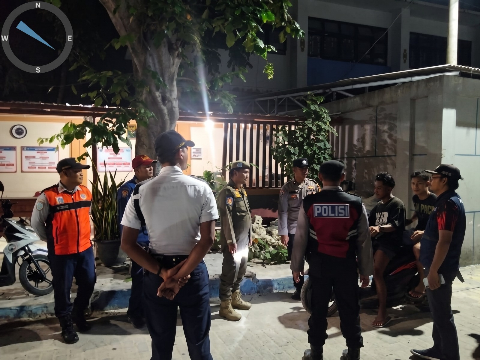 Patroli Malam Polsek Kepulauan Seribu Selatan, Polisi Hadir Jaga Kamtibmas dan Ajak Warga Bijak Bermedia Sosial