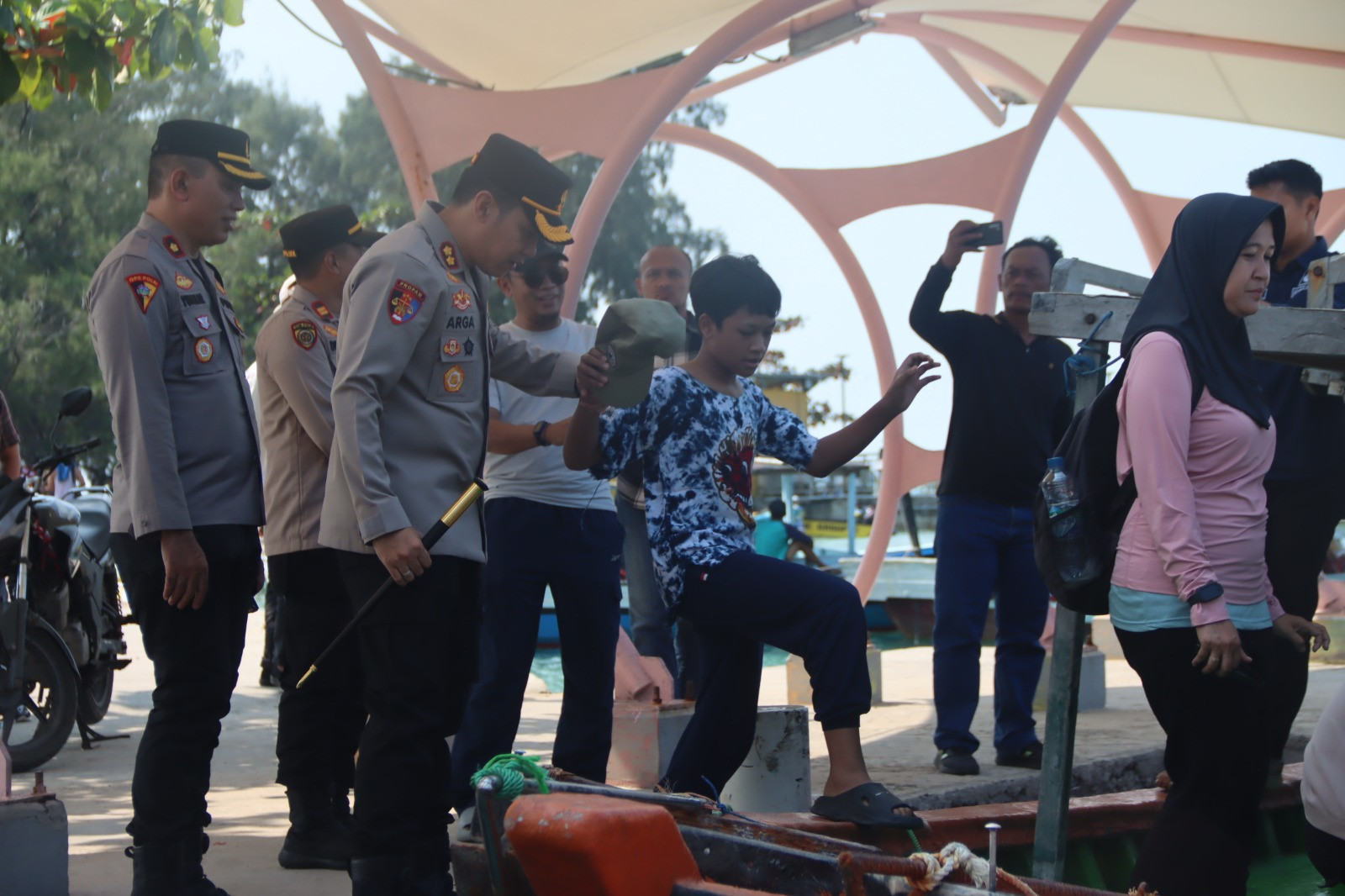 Kapolres Kepulauan Seribu Bantu Wisatawan Naik Kapal Kayu, Tunjukkan Keteladanan dan Kepedulian di Pulau Tidung