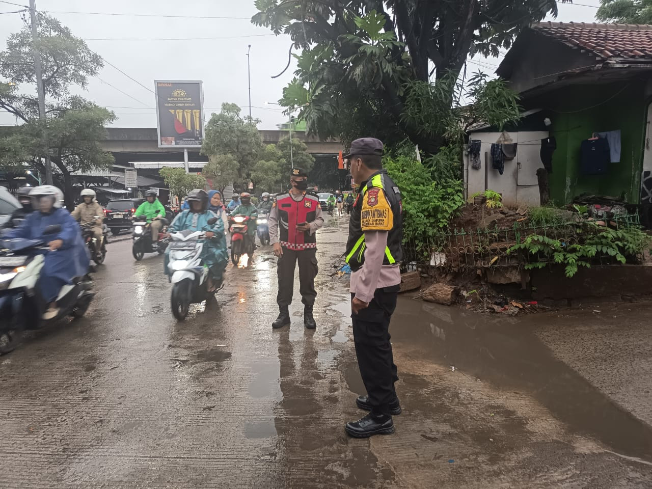 Pastikan Kelancaran Aktivitas Pagi, Polsek Bekasi Barat Siagakan Personel di Pasar Pagi Bintara