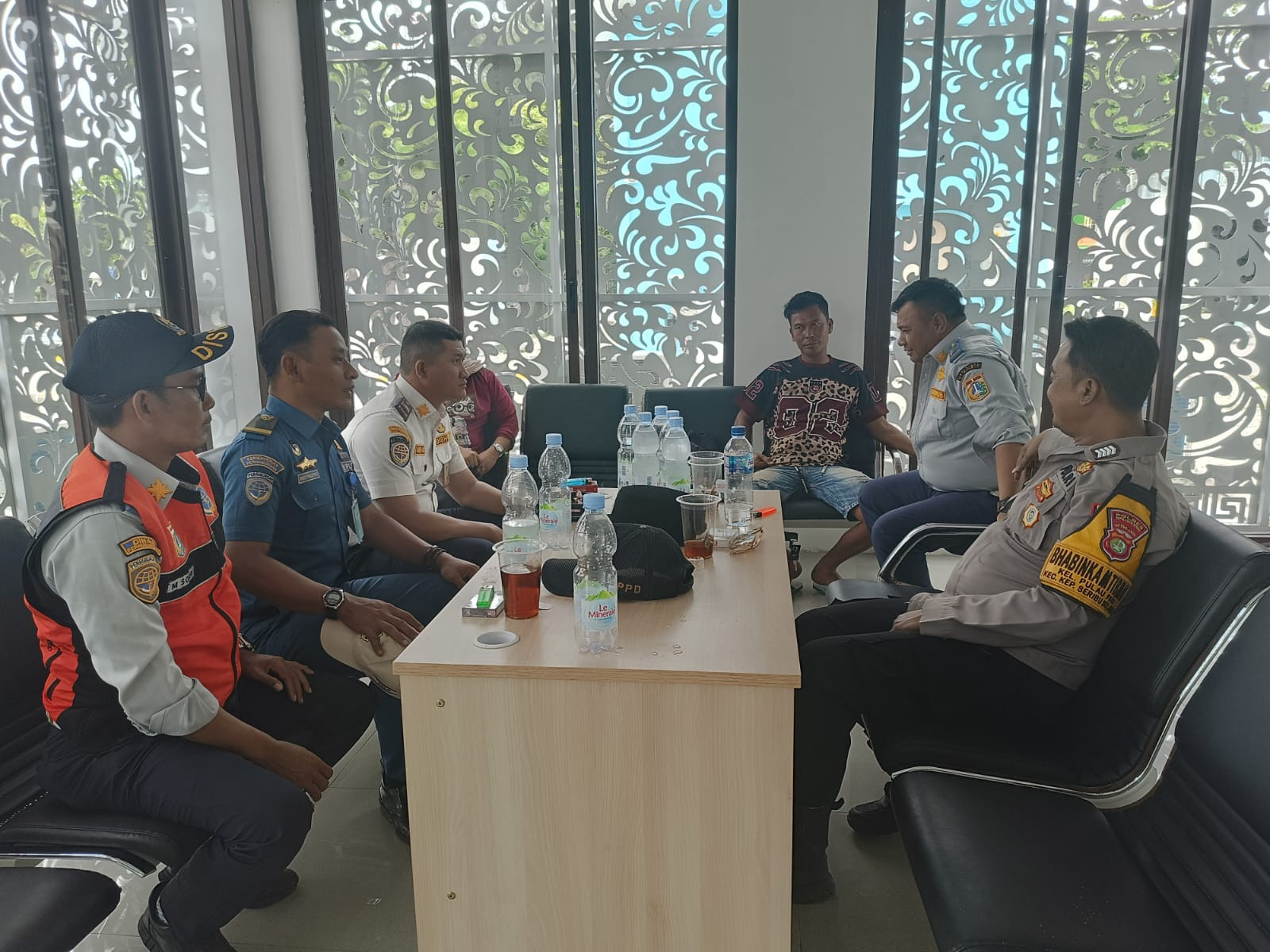 Bhabinkamtibmas Pulau Pari Intensifkan Sambang Warga, Perkuat Sinergitas dan Gencar Sosilaisasikan 110