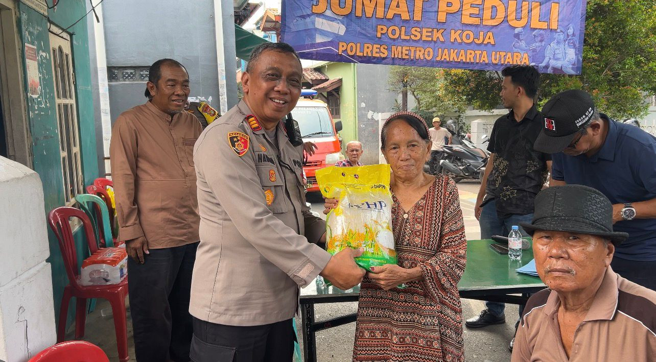 Polsek Koja Gelar Bakti Sosial Jumat Peduli, Salurkan Bantuan Sembako Untuk Warga Rawa Badak Selatan