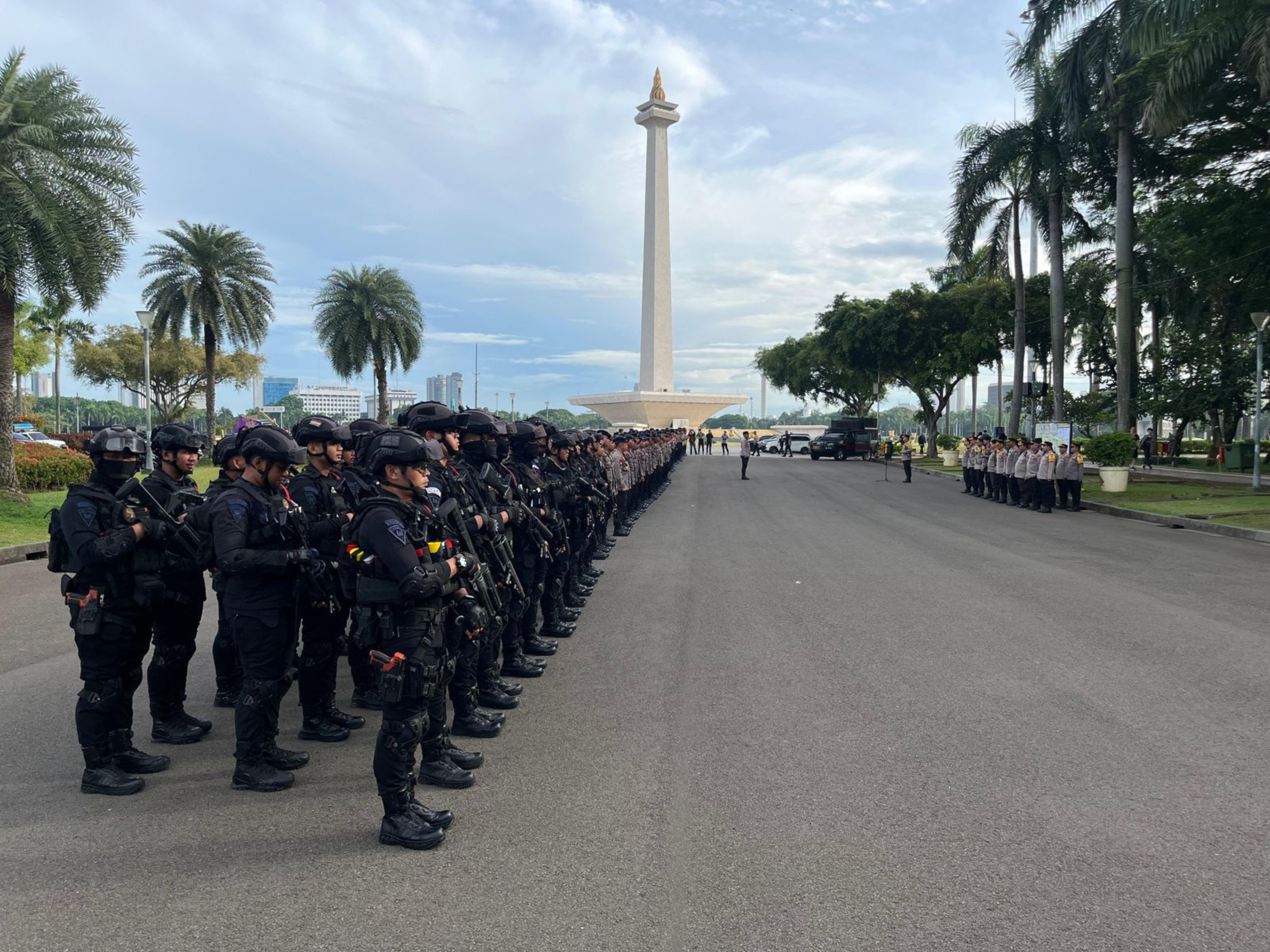 Brimob Polda Metro Jaya Hadir Berikan Pelayanan pada Aksi Penyampaian Aspirasi PERDA KSPI di Monas