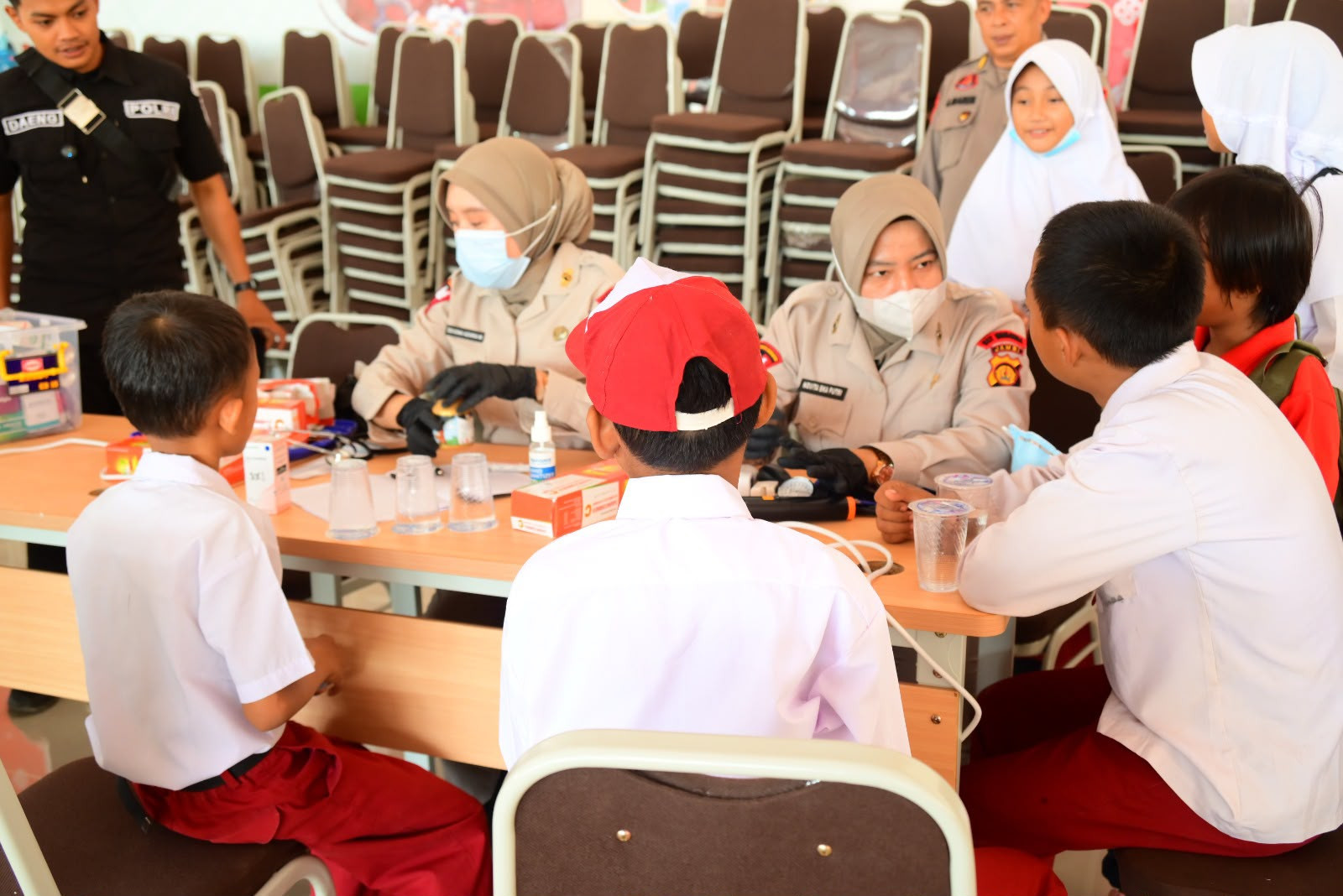 Di Tengah Kabut Asap Karhutla, Brimob Polda Jambi Beri Motivasi serta Perhatian Kesehatan Pelajar Sekolah Rakyat