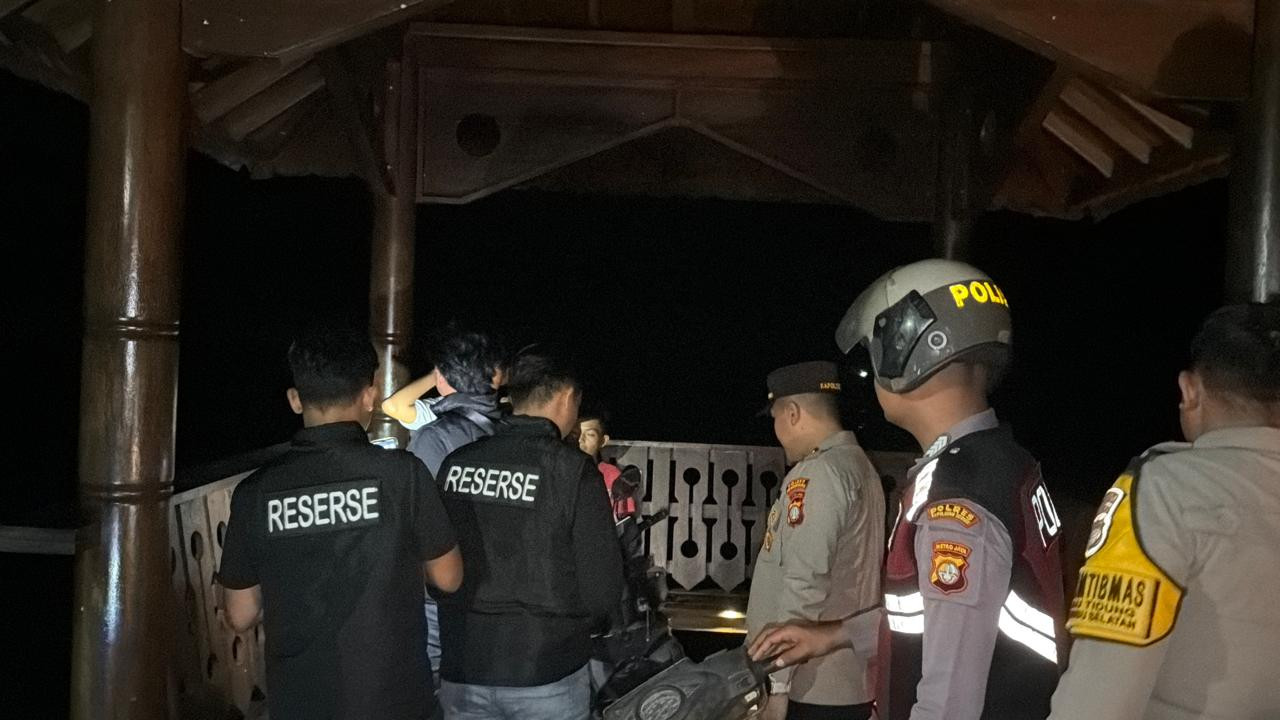 Patroli Malam Gabungan Polsek Kepulauan Seribu Selatan Sosialisasikan Layanan 110 dan Barcode Pengaduan Masyarakat
