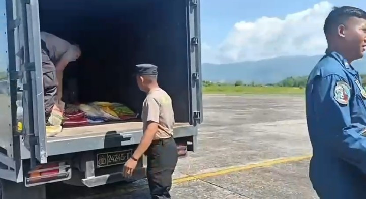 Polri Kirim Logistik Lewat Udara ke Palambayan, Dukung Penanggulangan Banjir Sumatera Barat