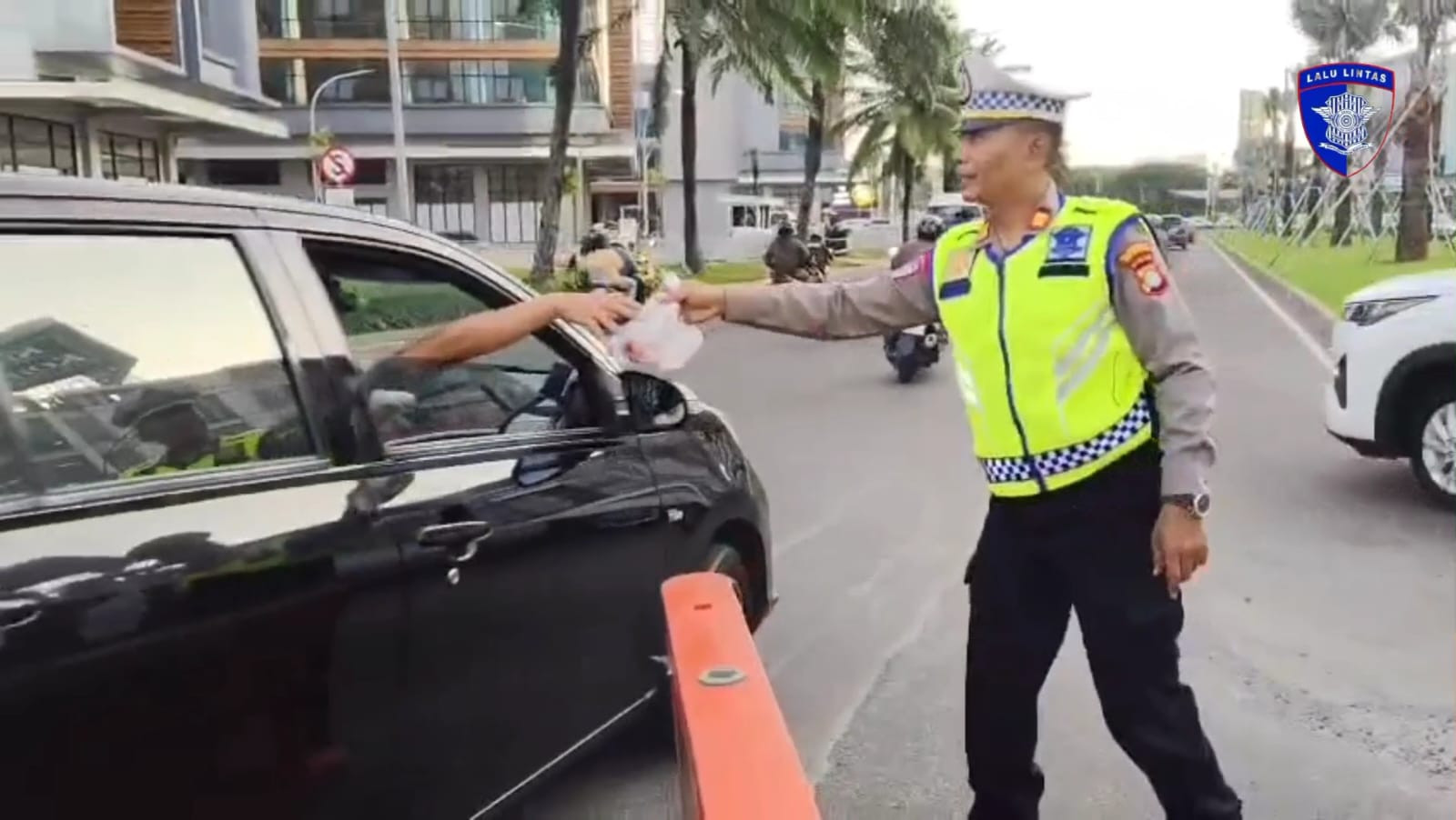 Kepedulian Unit Turjawali Lantas Polres Metro Bekasi Kota Berbagi Takjil Gratis