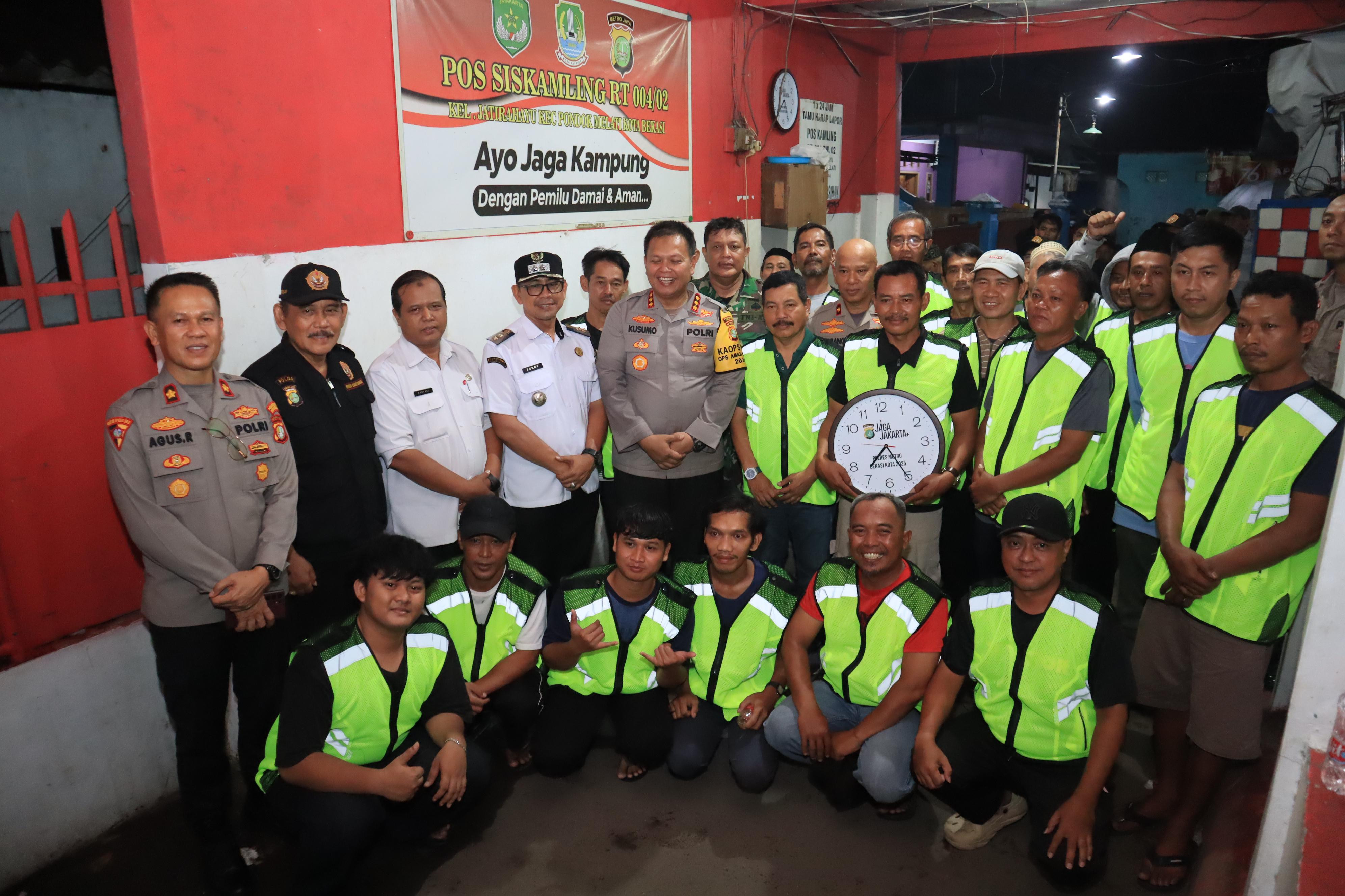 Kapolres Metro Bekasi Kota "Ngopi Kamtibmas," Ajak Warga Jati Rahayu Hidupkan Satkamling