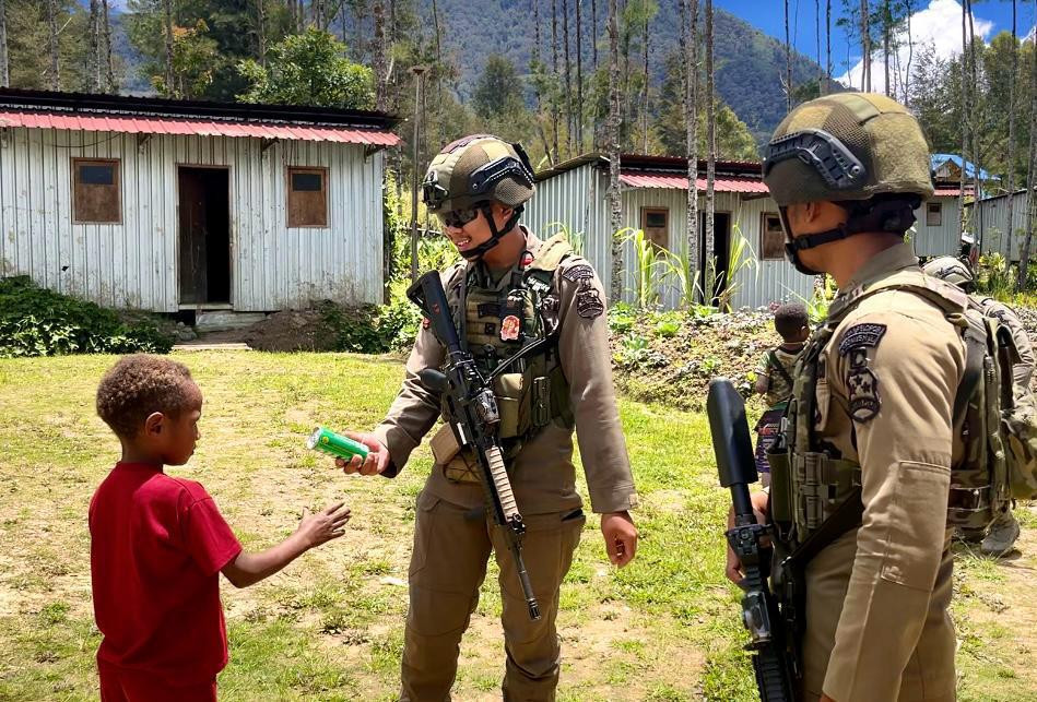 Patroli di Ilaga, Menjaga Keamanan Sambil Membangun Percakapan dengan Warga