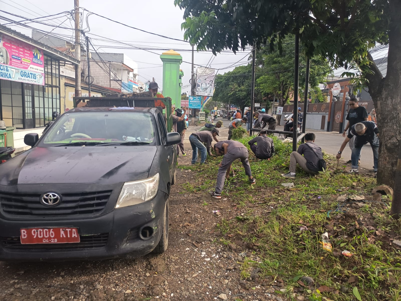 Giat Sabtu Bersih Bhabinkamtibmas Jakasampurna Polsek Bekasi Barat di Jl. Patriot Raya