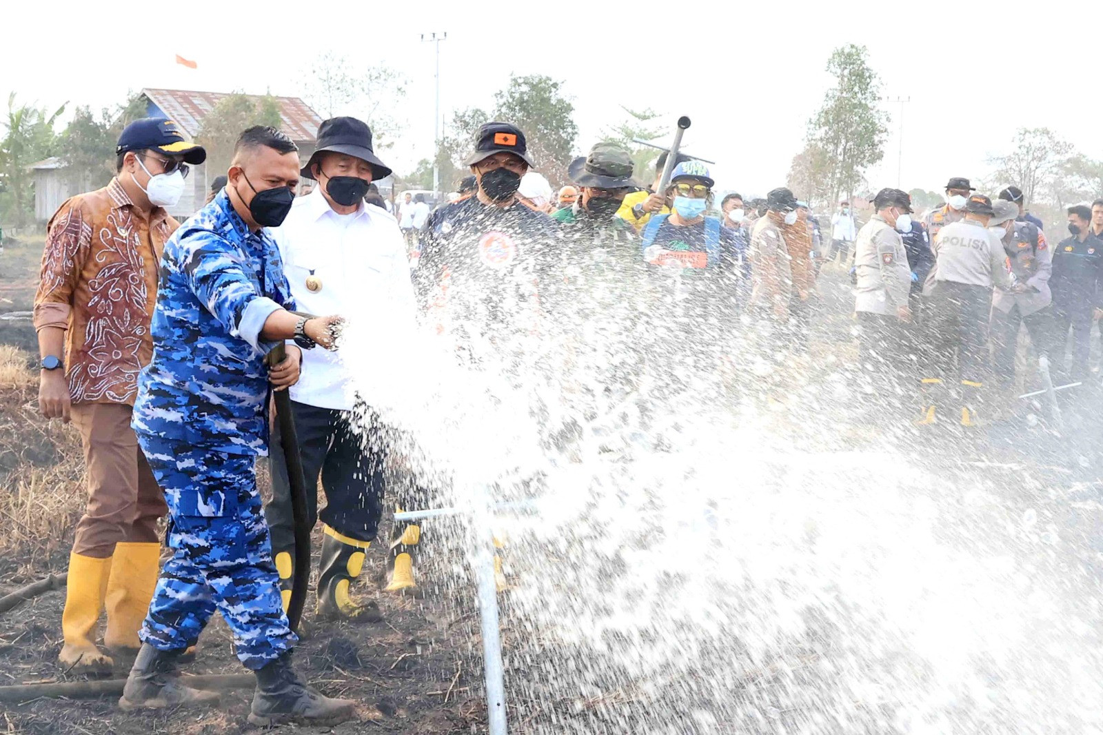 Gunakan Cairan Khusus, Metode Undercooling Dikerahkan; Gubernur, Danlanud, dan Forkopimda Kalsel Bersinergi di Titik Api Atasi Karhutla