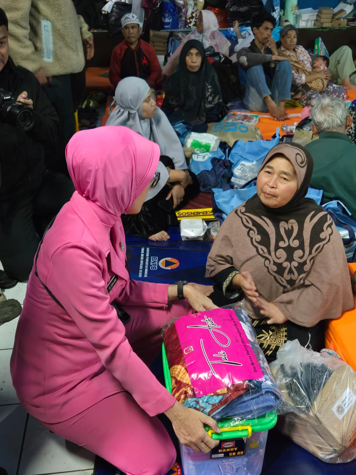 Ketua Bhayangkari Daerah Jawa Barat Salurkan Bantuan untuk Korban Longsor dan Banjir Bandang di  Desa Pasirlangu KBB