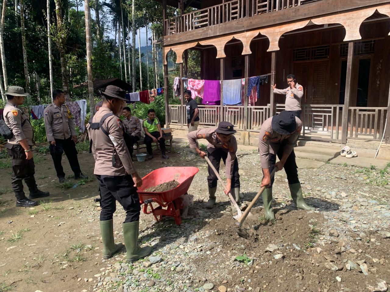 Gotong Royong di Pesantren Terdampak Banjir Bandang, Polres Nagan Raya Hadir Bantu Pemulihan
