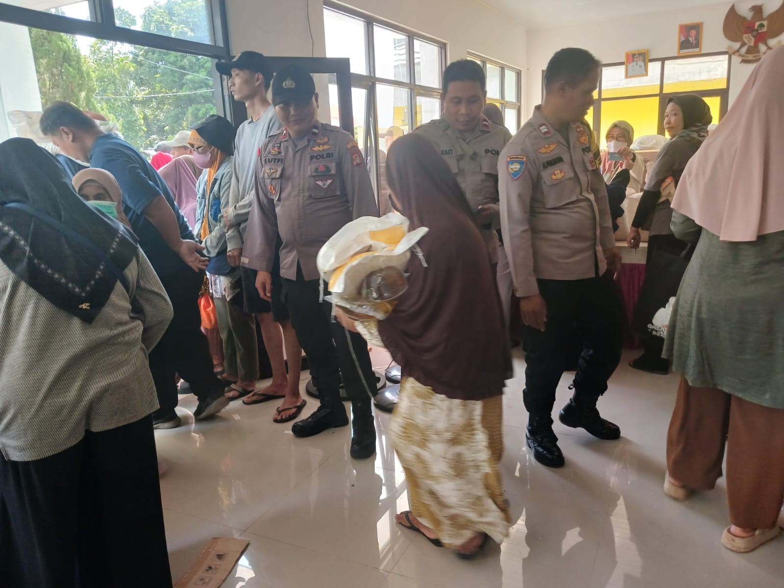 Kawal Distribusi Pangan di Kranggan, Polsek Jatisampurna Pastikan 1.657 KPM Terima Haknya