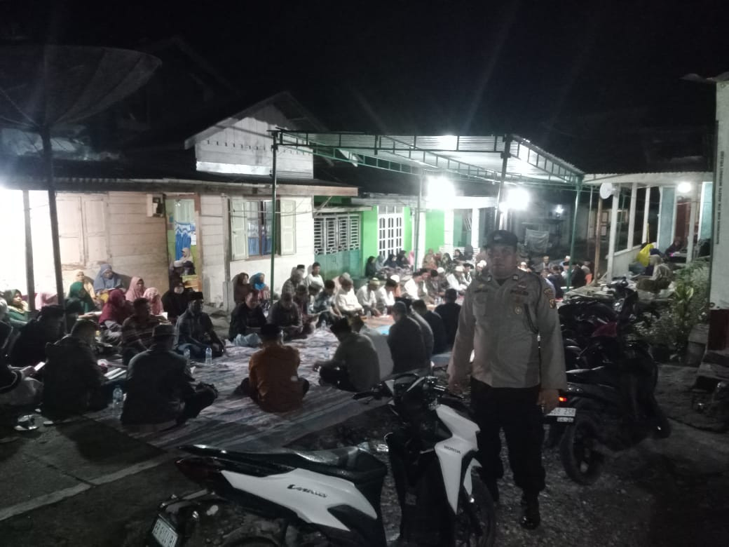 Sebagai Wujud Empati, Anggota Polsek Pahae Jae Hadiri Tahlilan Warga