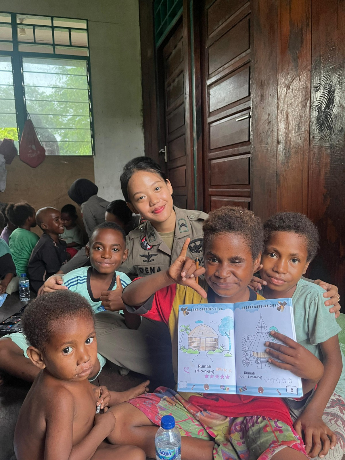 Polri Tanamkan Semangat Belajar kepada Anak-Anak di Kampung Yunad Melalui Pendekatan Humanis