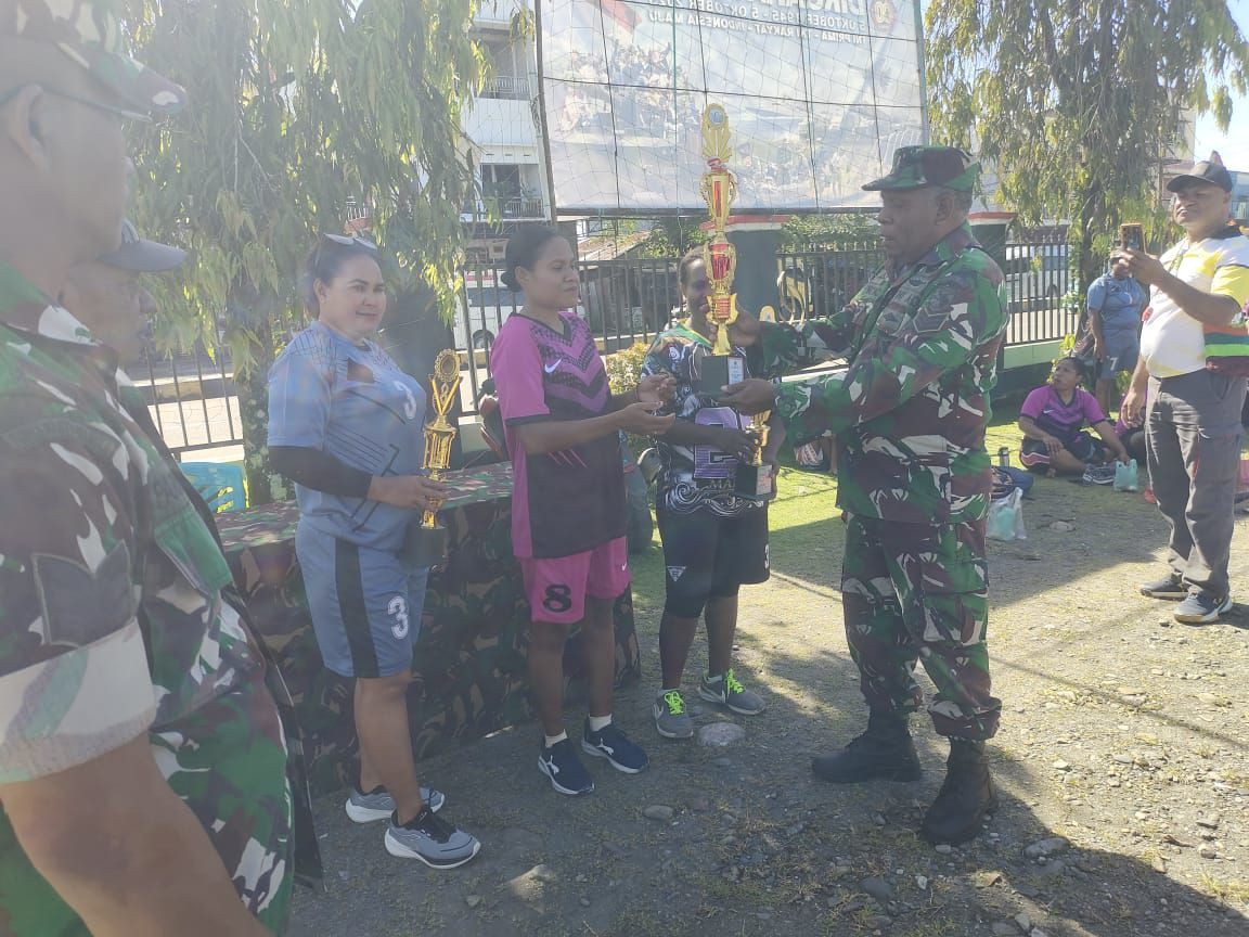 Koramil Timika Gelar Komsos Kreatif Bersama Warga Lewat Lomba Bola Voli