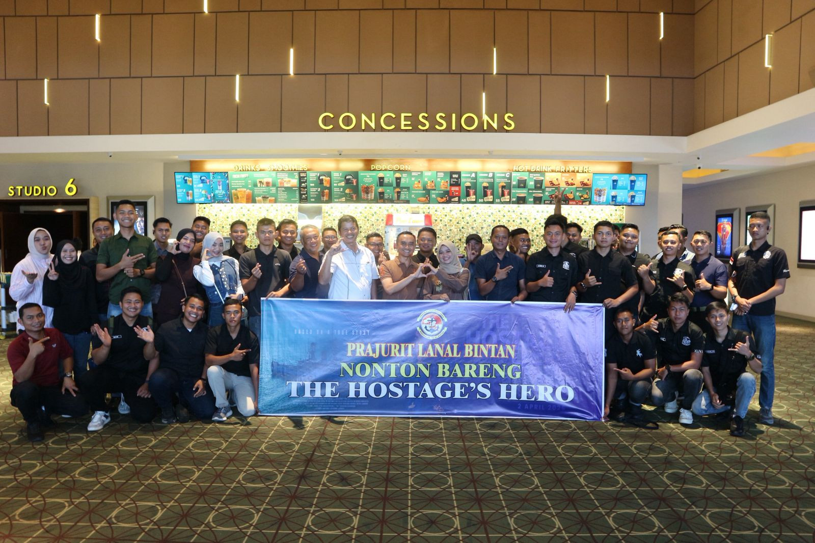 Bangkitkan Semangat Kepahlawanan, Danlanal Bintan Ajak Prajurit Nobar Film The Hostage's Hero
