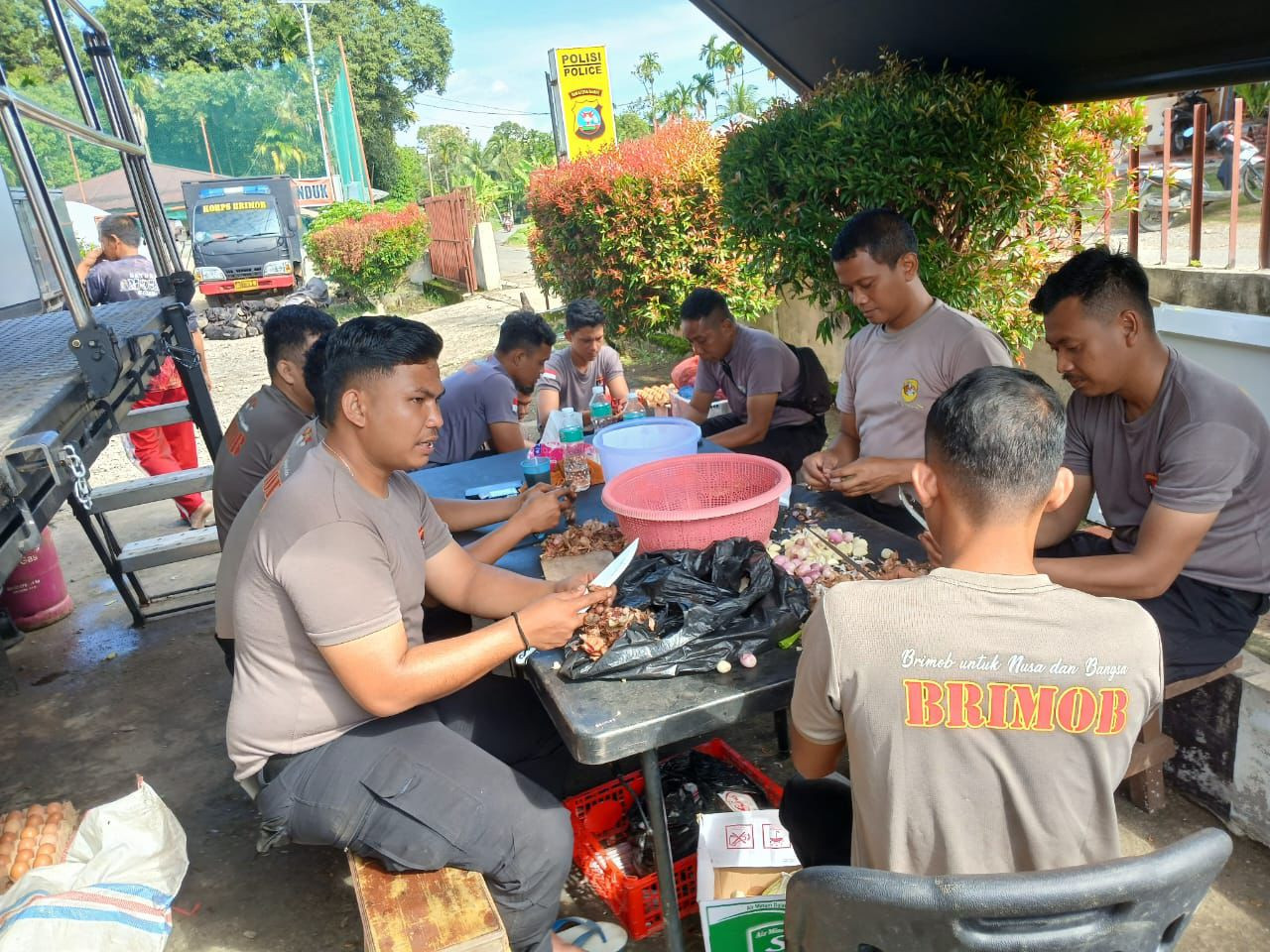 Satbrimob Polda Jambi Turun Langsung Salurkan Bantuan Kemanusiaan untuk Korban Banjir dan Longsor di Agam