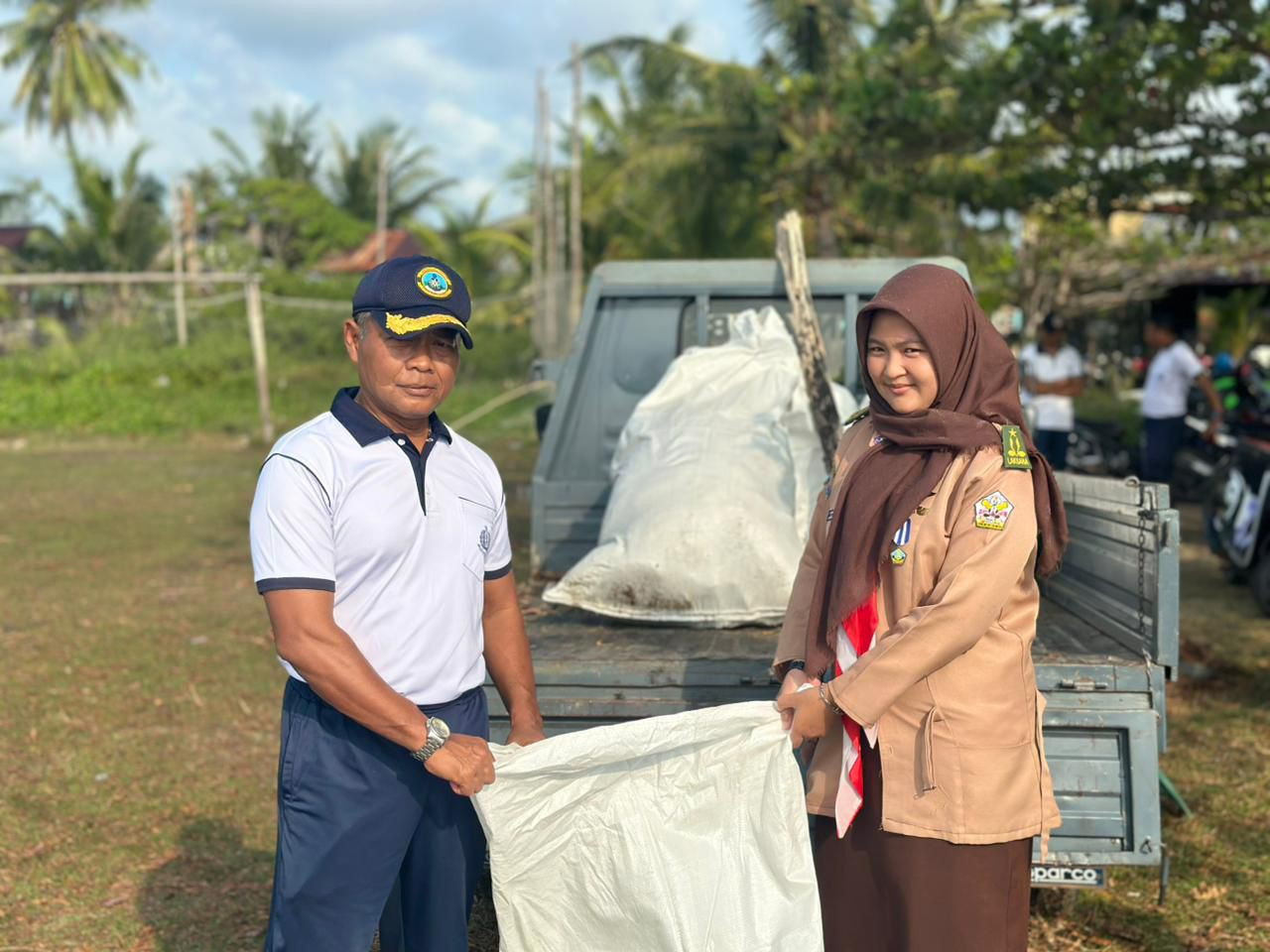 Lanal Dabo Singkep Gelar Aksi Bersih Pantai Dalam Program “Pantai Bersih” di Pantai Sekop