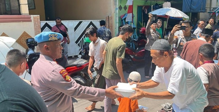 Propam Polres Metro Jakarta Utara Gelar Jumat Berkah, Bagikan 200 Nasi Kotak kepada Warga