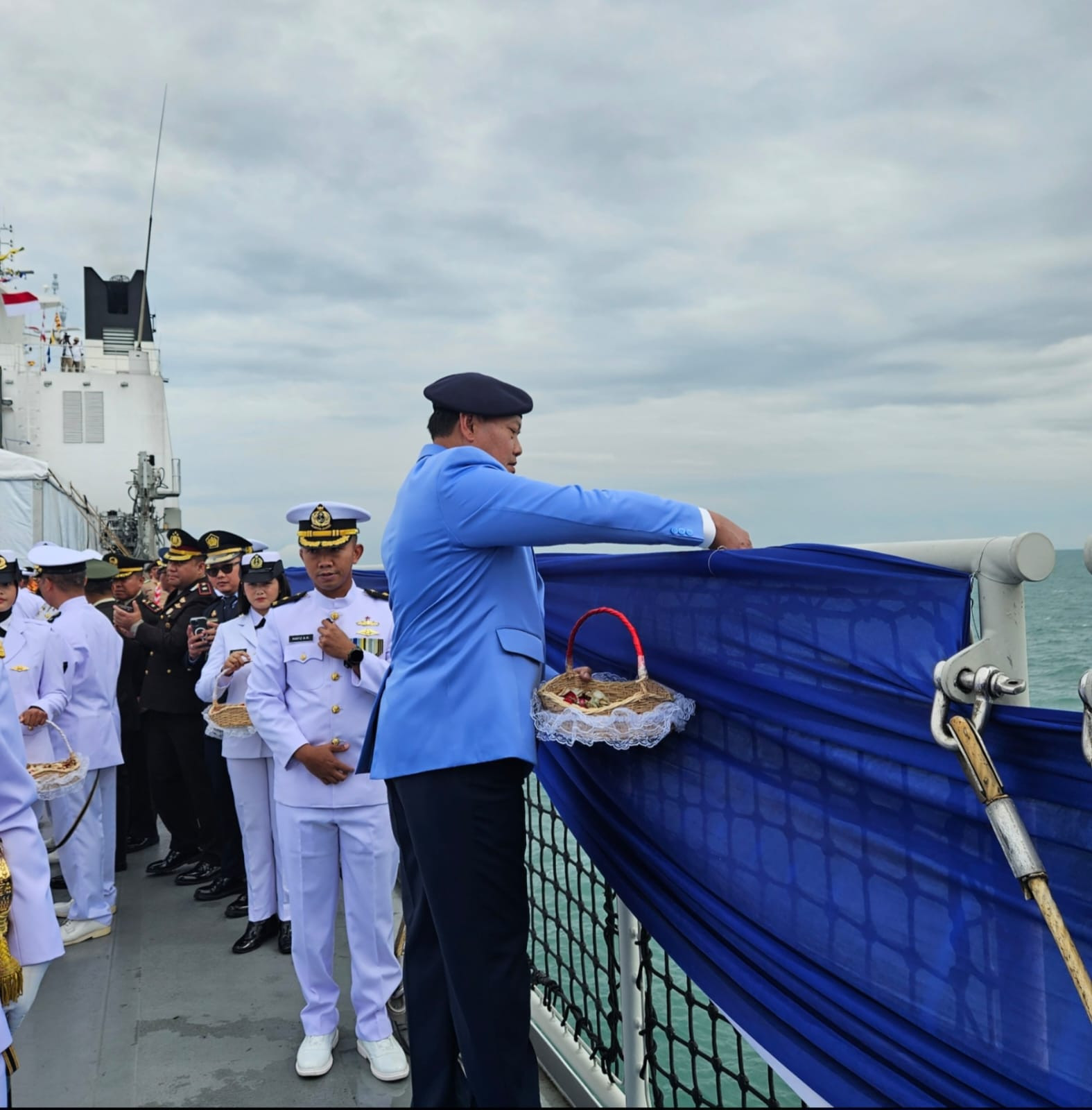 Ketua Umum PPAL Laksanakan Tabur Bunga di Laut Peringati Hari Dharma Samudera