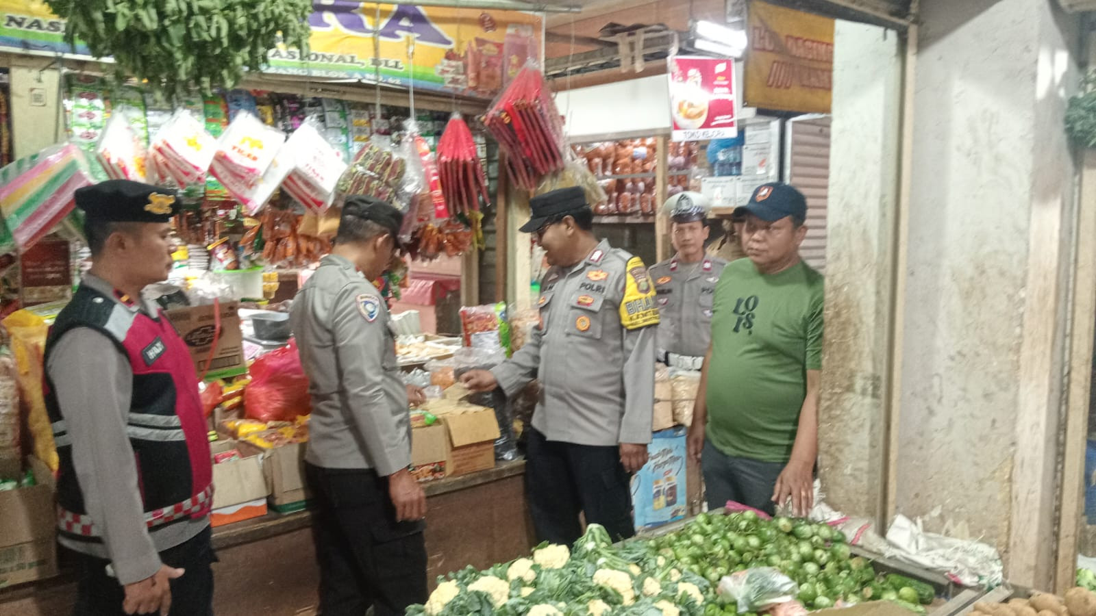 POLSEK BANTAR GEBANG LAKSANAKAN PATROLI KE SENTRAL EKONOMI PASAR BANTAR GEBANG