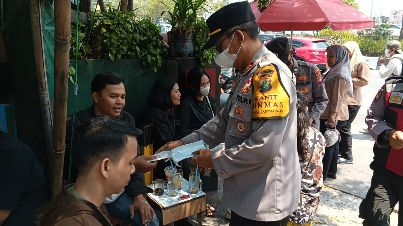 Pembagian Masker, Polsek Pademangan Peduli Kesehatan Warga di Tengah Paparan Abu Vulkanik