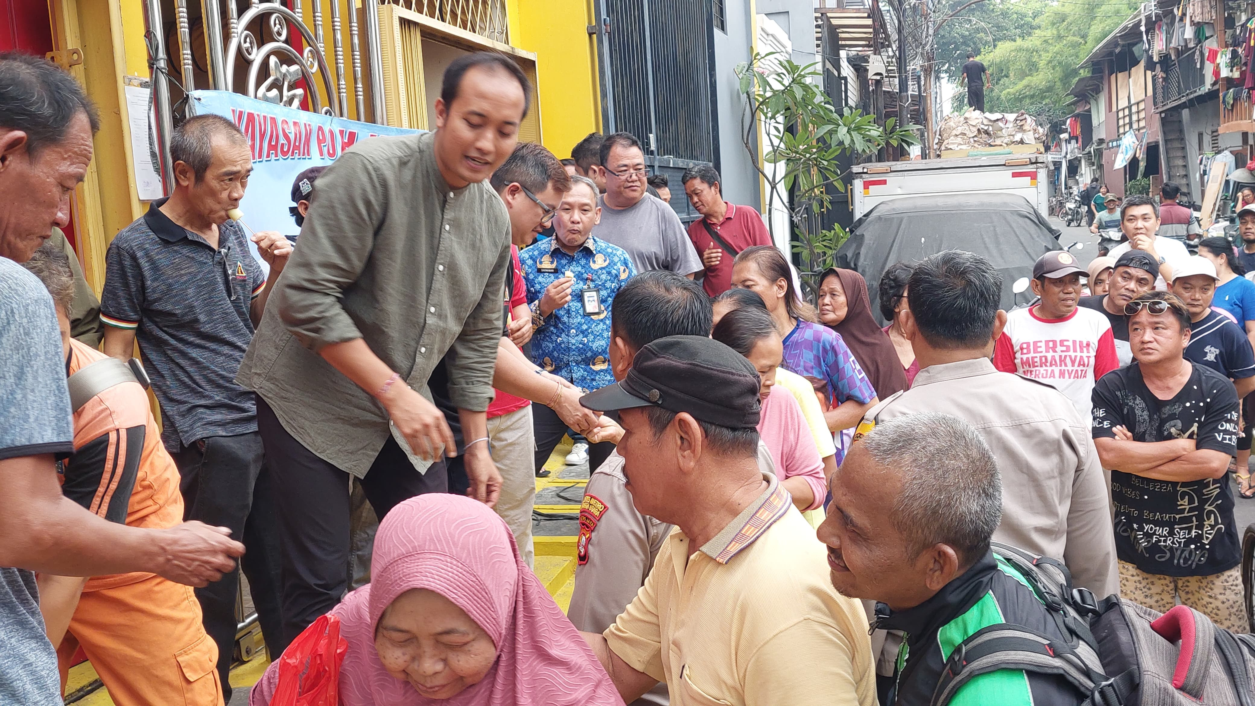 Jaga Jakarta, Jaga Warga, Jaga Lingkungan: Polsek Metro Penjaringan Gelar Bhakti Sosial di Yayasan Poh Hap San