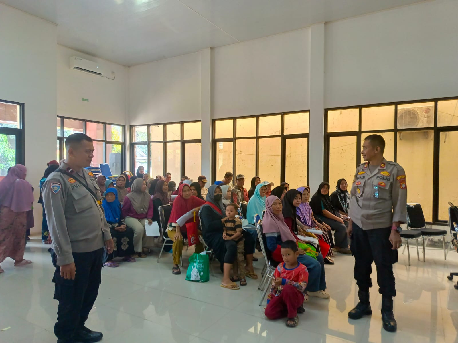 Pastikan Distribusi Lancar, Bhabinkamtibmas Sumurbatu Monitoring Penyaluran Bantuan Pangan Bulog