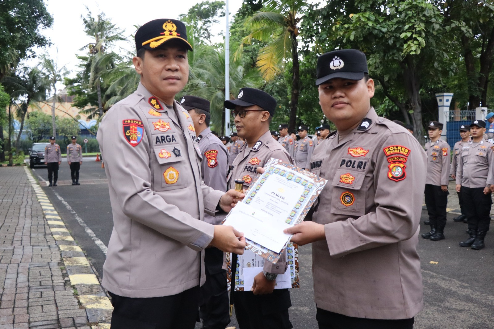 Kapolres Kepulauan Seribu Beri Penghargaan kepada Sat Binmas atas Capaian Distribusi 100 Ton Beras Bulog