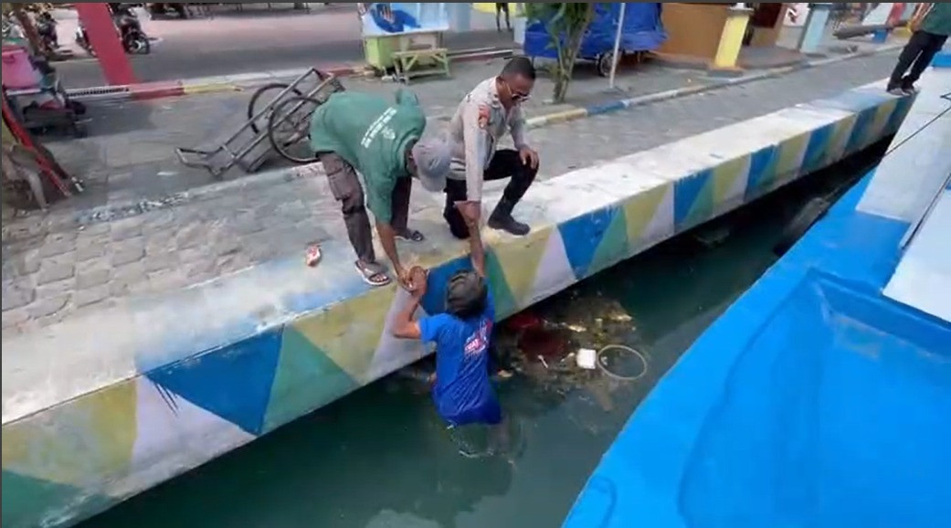 Sigap! Piket SPKT Polsek Kepulauan Seribu Utara Evakuasi ODGJ yang Ceburkan Diri ke Laut di Dermaga Pulau Kelapa