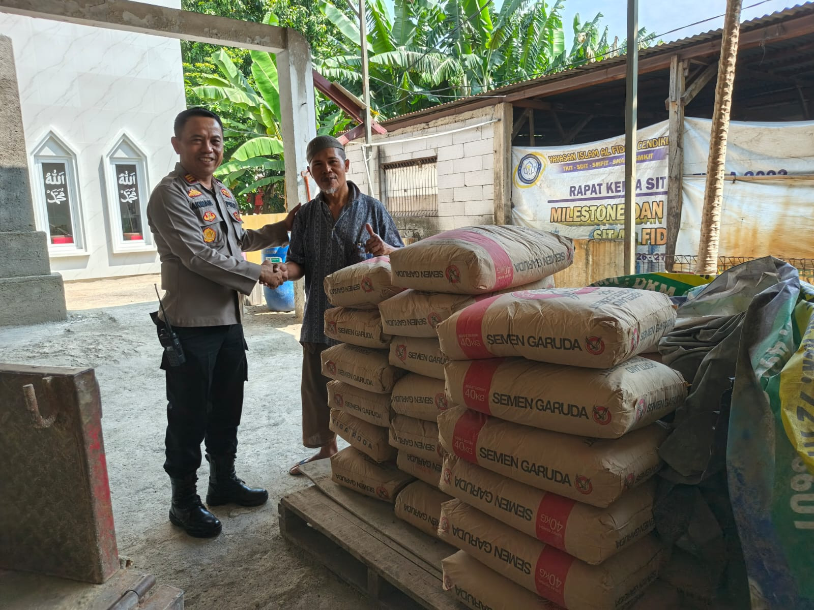 Kepedulian Polri "Berikan Bantuan Semen Pembangunan Masjid Al-Falah