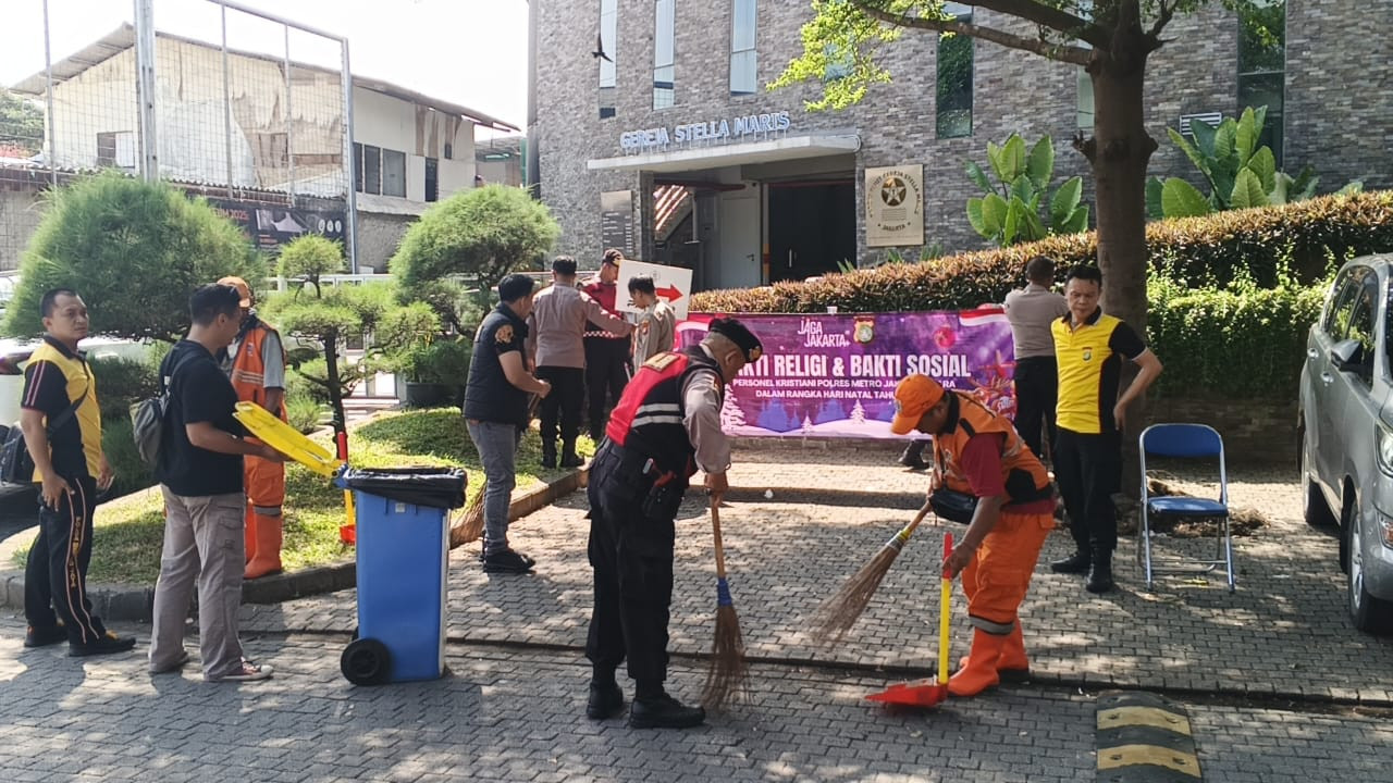 Polsek Metro Penjaringan Gelar Bakti Religi & Sosial di Gereja Stella Maris Sambut Natal 2025