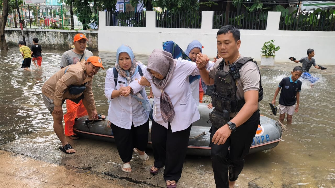 Polisi Hadir Saat Warga Membutuhkan: Kapolsek Pademangan Selamatkan Ibu yang Sakit di Tengah Banjir