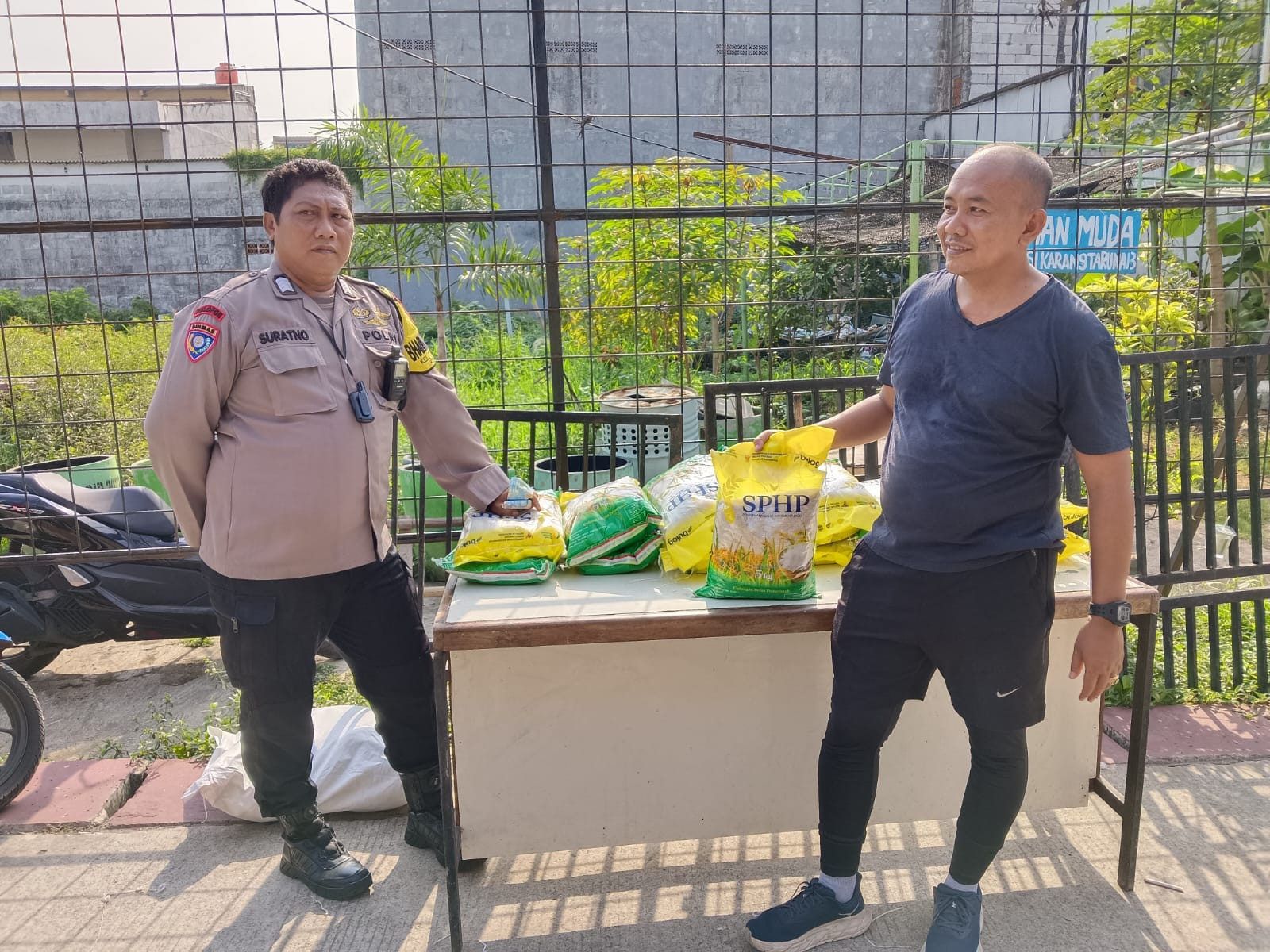 Polsek Koja dan Bulog Gelar Gerakan Pangan Murah, 400 Paket Beras SPHP Diserbu Warga