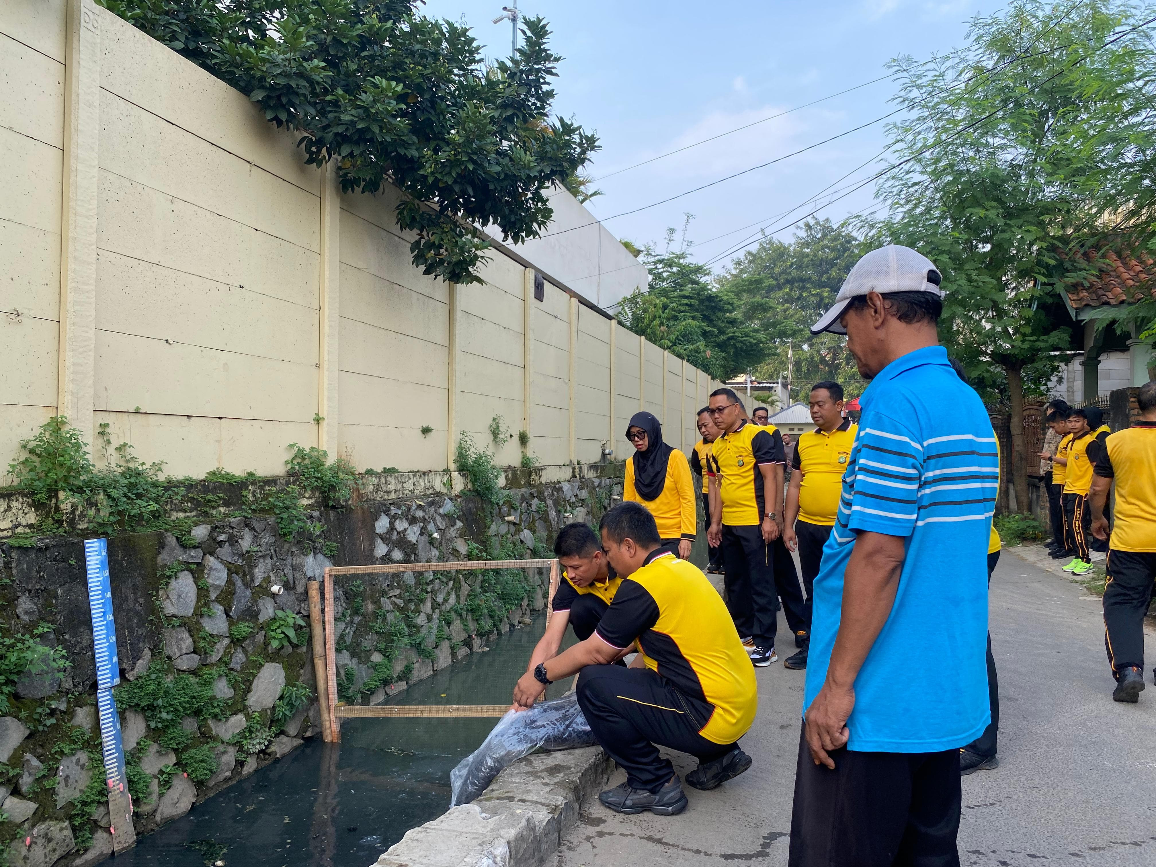 Kapolres Metro Bekasi Kota Panen Lele di Kolam Bioplog, Ribuan Ekor Langsung Ditebar untuk Warga