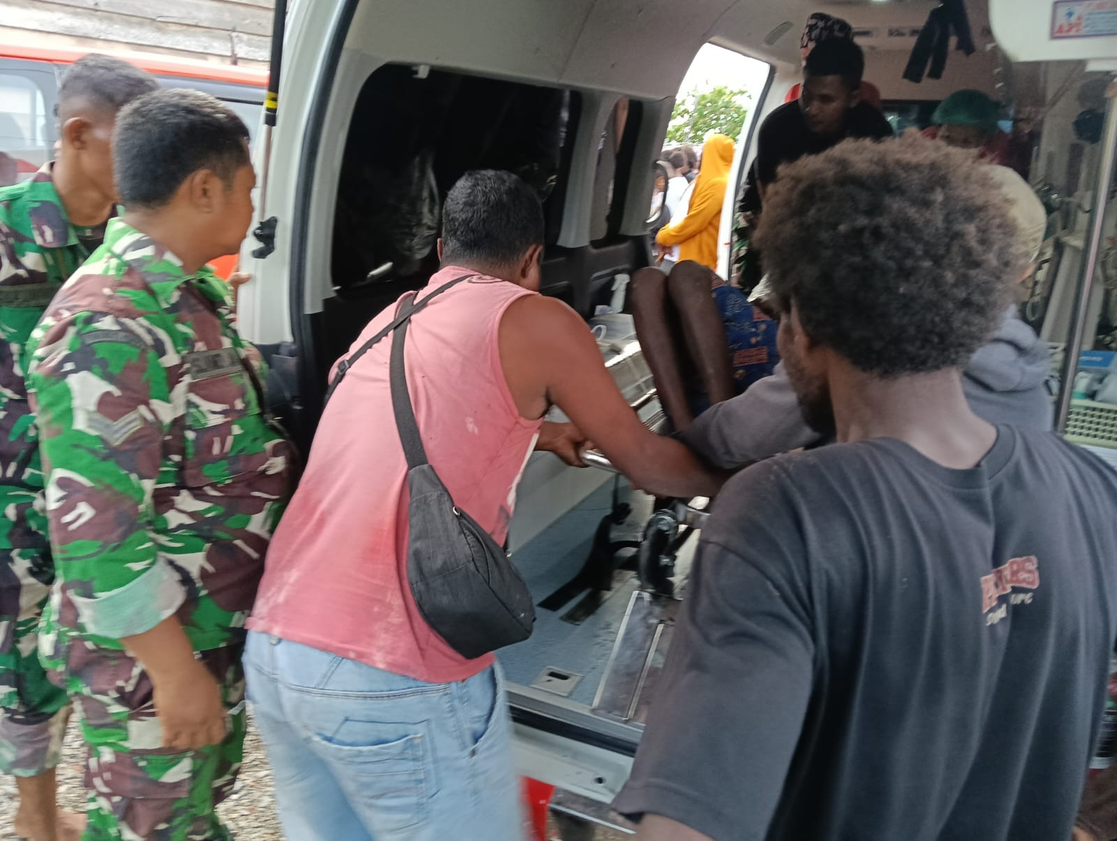 Satgas TMMD Tunjukkan Kepedulian dengan Evakuasi Warga Sakit