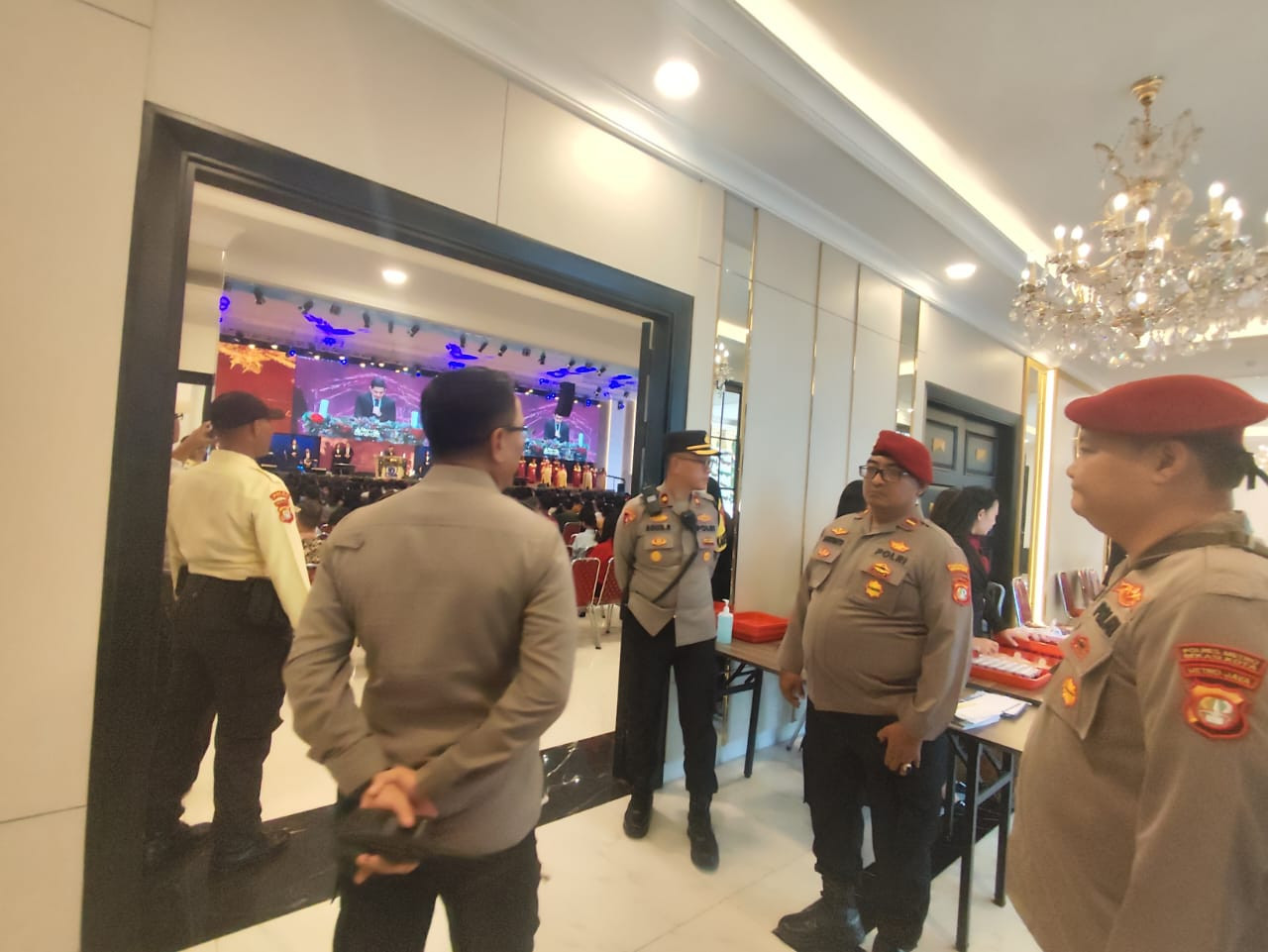 Kapolsek Rawalumbu Hadir Pastikan Perayaan Natal 2025 Berjalan Kondusif