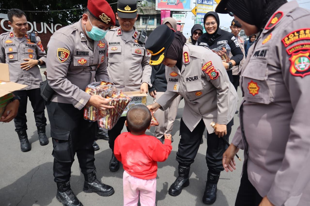 Kapolres Metro Bekasi Tinjau Arus Balik di Pos Terpadu Gedung Juang, Bagikan Snack untuk Masyarakat