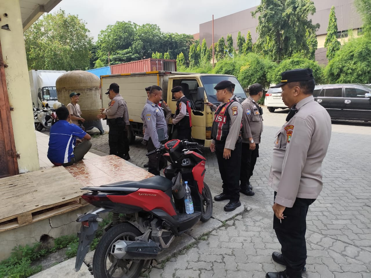 Polsek Pademangan Gelar Patroli Jalan Kaki di Kawasan Ruko Permata Ancol untuk Perkuat Program “Jaga Lingkungan”