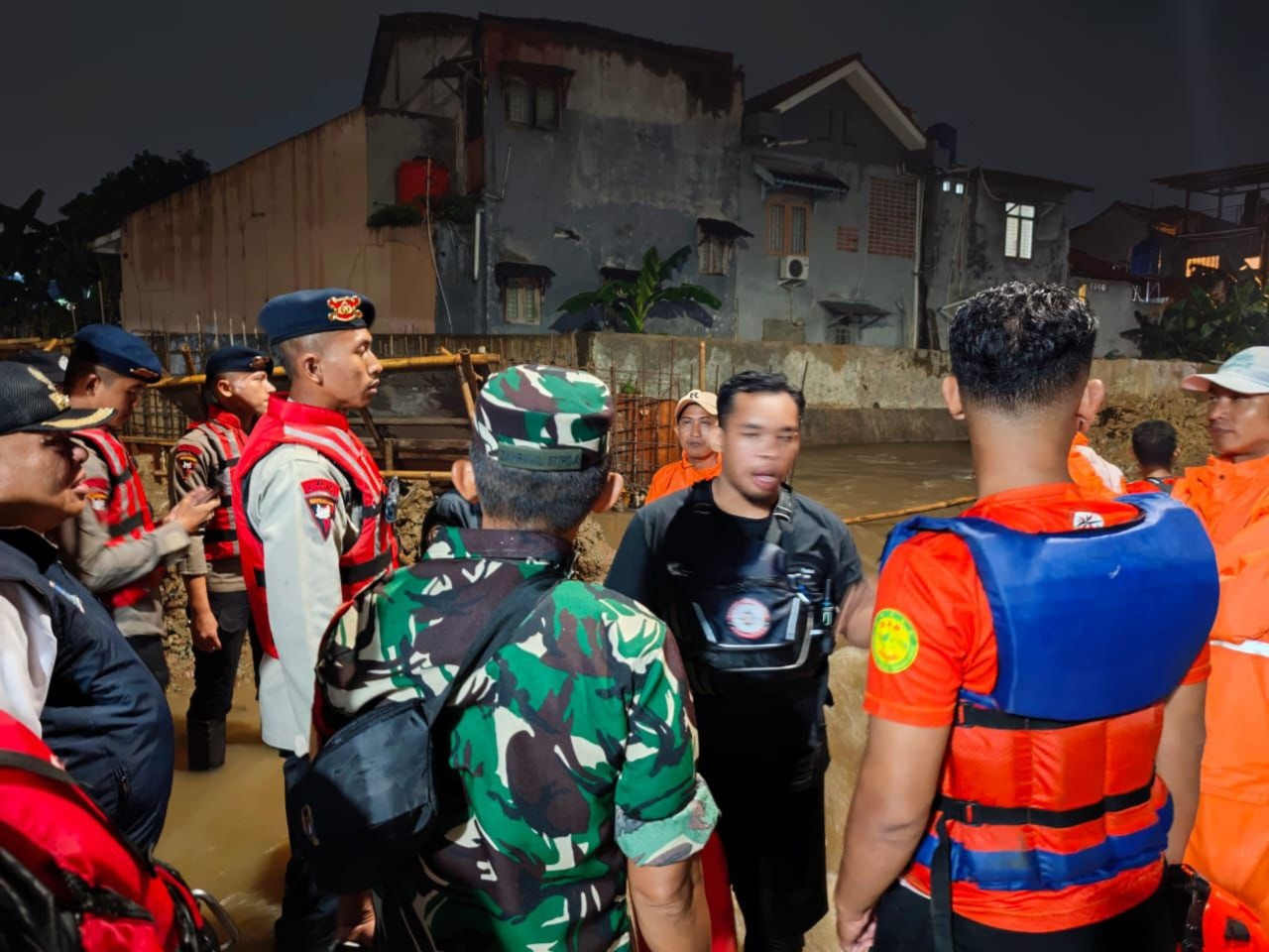 Brimob Polda Metro Jaya Laksanakan Patroli SAR Antisipasi Banjir dan Bantu Evakuasi Warga di Pondok Aren