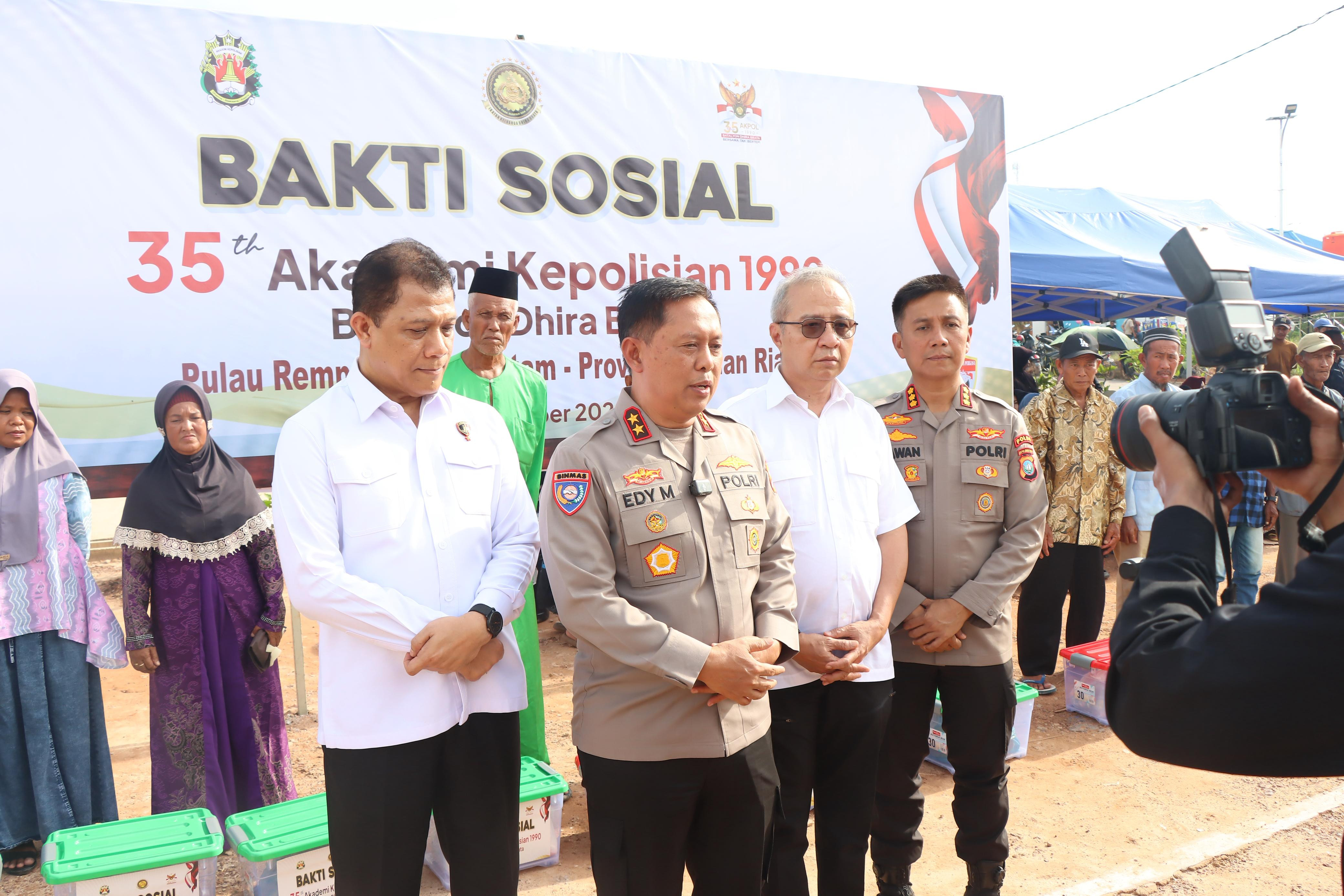 Polri Gelar Bakti Sosial 35 Tahun IKDB 90, Bagikan 1.485 Paket Sembako di Rempang Batam