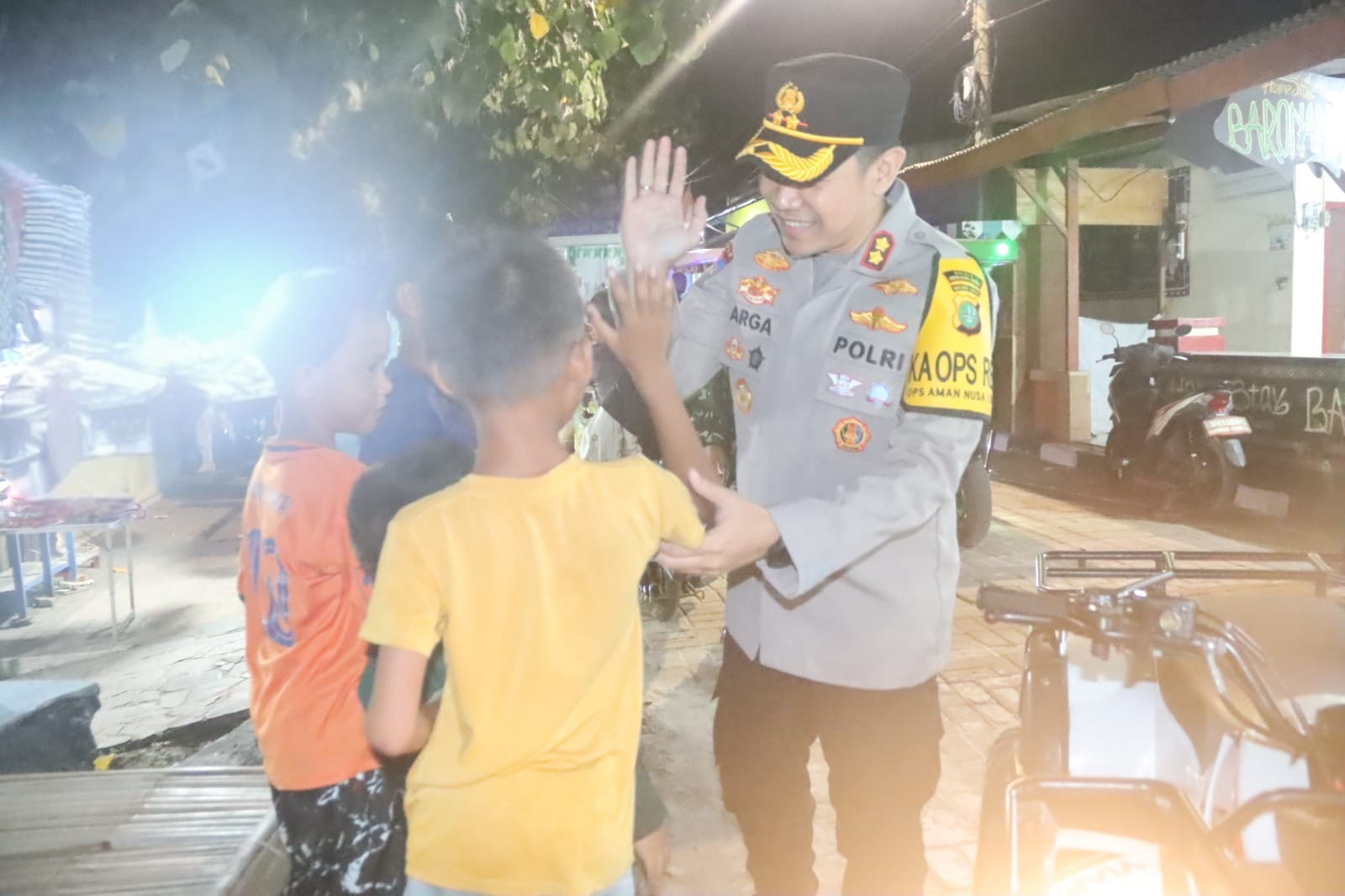Kapolres Kepulauan Seribu Sapa Hangat Anak-Anak di Pulau Untung Jawa, Suasana Siskamling Jadi Penuh Canda dan Keakraban