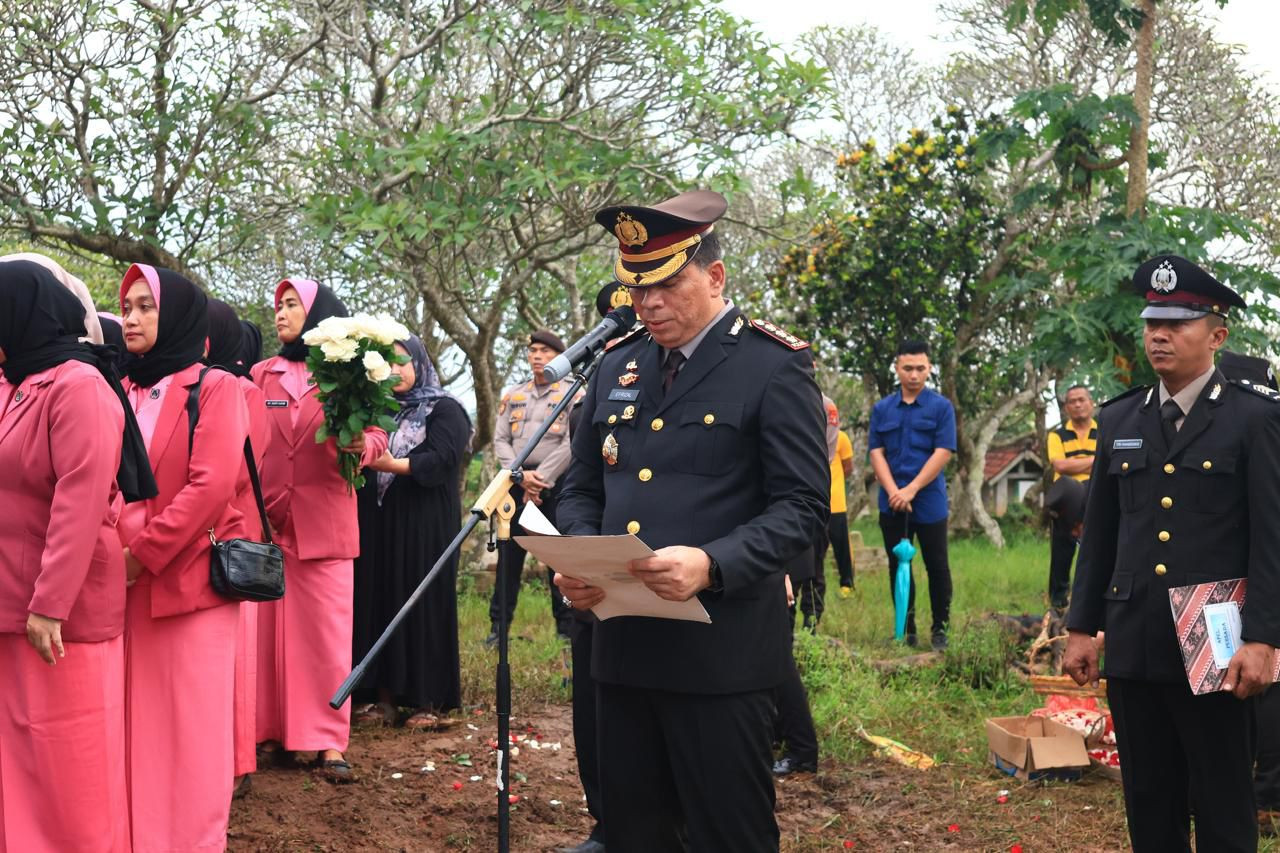 Polda Lampung Berduka: Kapolda Hadiri Upacara Pemakaman Bripka Anumerta Arya Supena yang Gugur Dalam Tugas